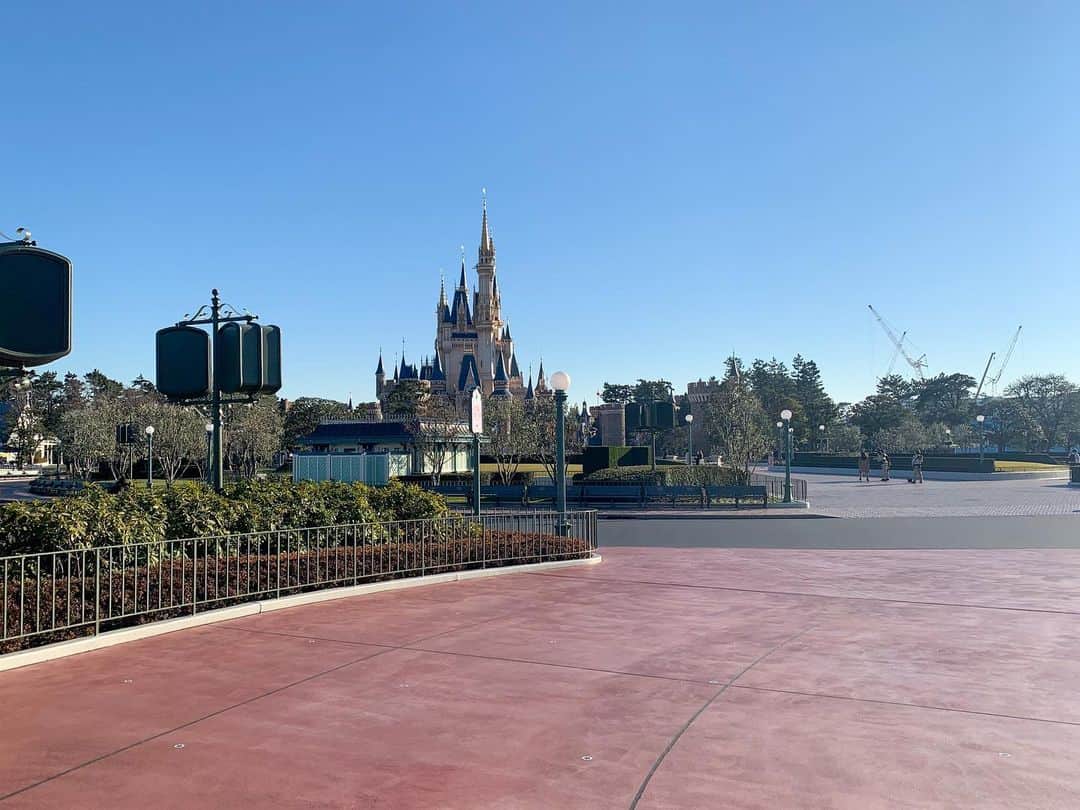 のインスタグラム：「＊  ＊  まるで貸切の世界。  #tokyodisneyresort #tokyodisneyland #disneygram #disneylover #disneylove #disneylife #disney #東京ディズニーリゾート #ディズニー #ディズニー好きな人と繋がりたい #ディズニー好きな人と仲良くなりたい #ディズニー女子 #TDL #東京ディズニーランド #閑散期 #シンデレラ城」