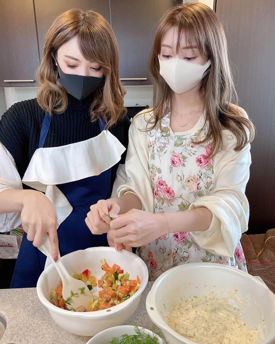 小川ももえさんのインスタグラム写真 - (小川ももえInstagram)「元ジョエルロブションのシェフ、こうき先生をはじめ、多数の超一流シェフの方々による【オンラインお料理教室】が、今日からオープンされるそうです😋🍀✨  @cookgram_official   インスタライブで学べる 日本最大級の料理教室「クックグラム」🍳✨✨ コロナの中、料理教室行きたいのに行けないって方も多いんじゃないかな？🥺そんな方にもピッタリ❣️  月額3.980円で学び放題❣️﻿ インスタライブなので 見逃してもアーカイブから見られるのが嬉しい☺️💞  私も何度か参加しているのですが、 お料理の基礎からプロの技まで 色々なことを学べてすごく勉強になる🥺💕知らなかった事ばっかり‼️🥺✨  この間手作りマヨネーズの作り方も初めて教えてもらったんだけど、市販のマヨネーズと味が全然違くて美味しすぎて感動❗️😭✨  詳しくはストーリズに投稿するので そちらを見てみてください(^^)💓💓  #クックグラム﻿ #2021年﻿ #シェフ﻿ #インスタ﻿ #ライブ﻿ #ライブ配信﻿ #東京﻿ #横浜﻿ #仙台﻿ #神戸﻿ #大阪﻿ #福岡﻿ #料理教室﻿ #料理教室東京﻿ #オンライン料理教室﻿ #簡単レシピ﻿ #おうちごはん﻿ #家族ごはん﻿ #おうちレシピ﻿ #手料理﻿ #料理好き﻿ #料理勉強中﻿ #料理レシピ﻿ #料理女子﻿ #料理記録﻿ #料理初心者﻿ #料理写真﻿ #料理上手になりたい﻿ #料理好きの人と繋がりたい #お料理教室」1月22日 22時15分 - momoe_0406