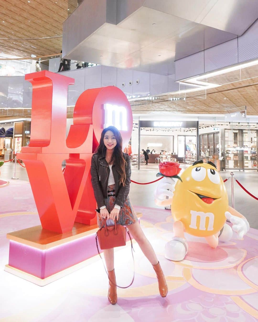 Moanna S.さんのインスタグラム写真 - (Moanna S.Instagram)「Any fans of M&M characters?🦔  From now till 19th Feb, massive M&M installations is available at Citygate Outlets with AR experiences and DIY WhatsApp stickers!🎊  Swipe right to check out the photo spots!  There’re also limited-edition red packets to celebrate the candy's 80th anniversary, special M&M merch and more! Get yours now by spending at the mall!🧧  @CitygateOutlets #CitygateOutlets #東薈城名店倉 #利是豆來 #豆趣新春遊樂園 # TheSweetTasteofGoodLuck #BeanFunSpringWonderland #CLUBCG #漂亮出走 #EscapeInStyle #M&M'sHongKong」1月22日 22時18分 - moannaxdessire