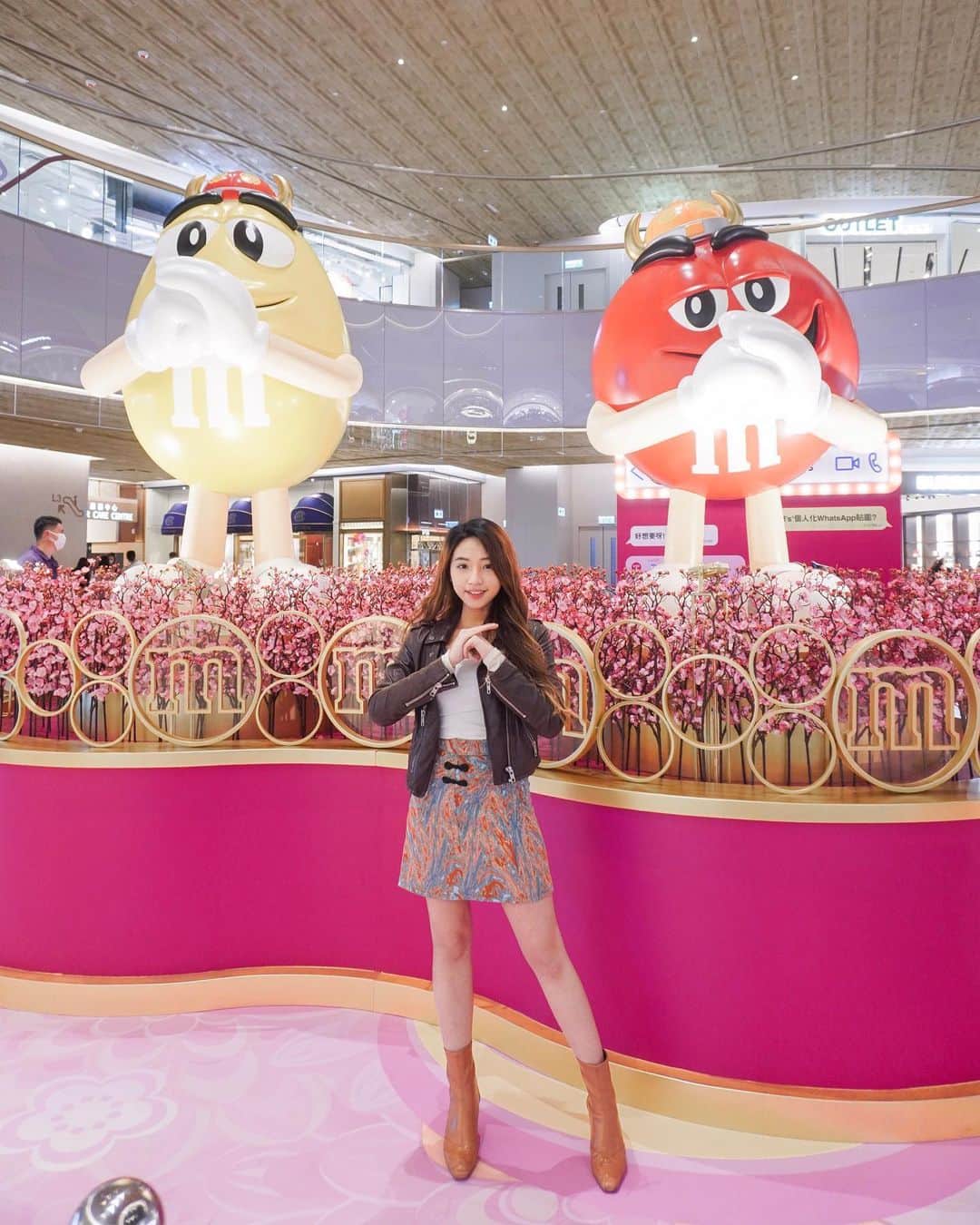 Moanna S.さんのインスタグラム写真 - (Moanna S.Instagram)「Any fans of M&M characters?🦔  From now till 19th Feb, massive M&M installations is available at Citygate Outlets with AR experiences and DIY WhatsApp stickers!🎊  Swipe right to check out the photo spots!  There’re also limited-edition red packets to celebrate the candy's 80th anniversary, special M&M merch and more! Get yours now by spending at the mall!🧧  @CitygateOutlets #CitygateOutlets #東薈城名店倉 #利是豆來 #豆趣新春遊樂園 # TheSweetTasteofGoodLuck #BeanFunSpringWonderland #CLUBCG #漂亮出走 #EscapeInStyle #M&M'sHongKong」1月22日 22時18分 - moannaxdessire