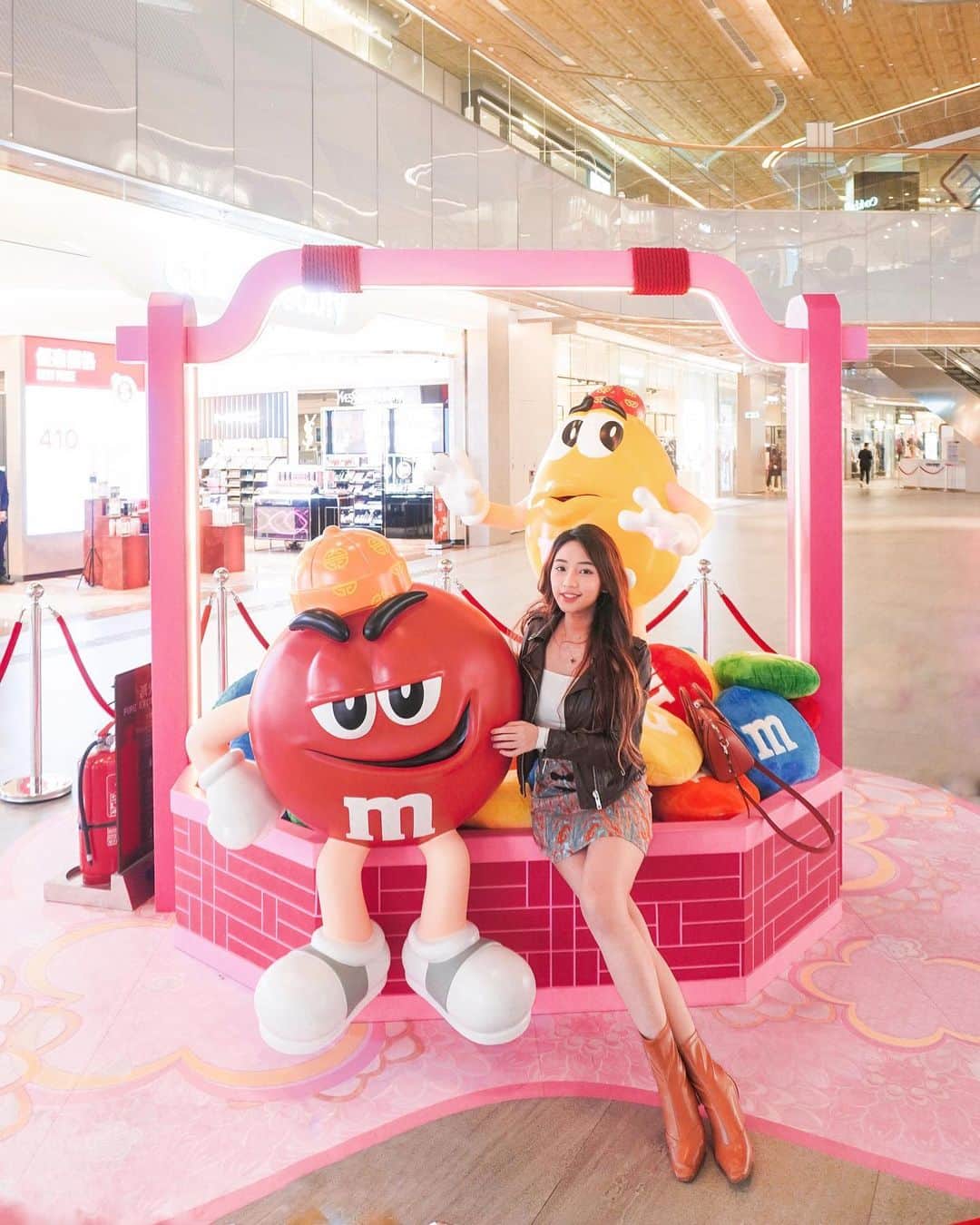 Moanna S.さんのインスタグラム写真 - (Moanna S.Instagram)「Any fans of M&M characters?🦔  From now till 19th Feb, massive M&M installations is available at Citygate Outlets with AR experiences and DIY WhatsApp stickers!🎊  Swipe right to check out the photo spots!  There’re also limited-edition red packets to celebrate the candy's 80th anniversary, special M&M merch and more! Get yours now by spending at the mall!🧧  @CitygateOutlets #CitygateOutlets #東薈城名店倉 #利是豆來 #豆趣新春遊樂園 # TheSweetTasteofGoodLuck #BeanFunSpringWonderland #CLUBCG #漂亮出走 #EscapeInStyle #M&M'sHongKong」1月22日 22時18分 - moannaxdessire