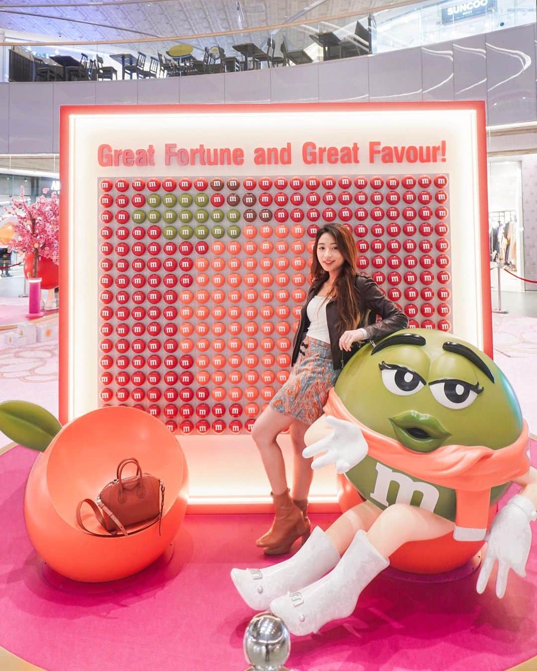 Moanna S.のインスタグラム：「Any fans of M&M characters?🦔  From now till 19th Feb, massive M&M installations is available at Citygate Outlets with AR experiences and DIY WhatsApp stickers!🎊  Swipe right to check out the photo spots!  There’re also limited-edition red packets to celebrate the candy's 80th anniversary, special M&M merch and more! Get yours now by spending at the mall!🧧  @CitygateOutlets #CitygateOutlets #東薈城名店倉 #利是豆來 #豆趣新春遊樂園 # TheSweetTasteofGoodLuck #BeanFunSpringWonderland #CLUBCG #漂亮出走 #EscapeInStyle #M&M'sHongKong」