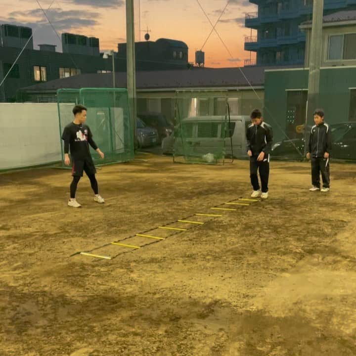 一場靖弘のインスタグラム：「金曜日のアカデミー⚾️ 今日は2人だけになってしまいましたが元気に開催👍 ラダーを丁寧にリズム良く且つ速く足を動かす事を意識👀 4枚目→引っ張り癖を修正させ、センター方向にバットを投げるイメージで振らせてます。それによってフォロースルーも大きくなった💪 6枚目(before)インパクトで左膝が開く 7枚目(after)膝を開くのを我慢させてインパクトで100%の力が出せるように‼️ インパクトで左足の母趾球と左のお尻、腹筋に力を入れるように指示😁 すぐにやればやるだけ上手くなるので継続してやっていきましょう👍  #千葉 #松戸市 #流山市 #三郷市 #柏市 #レッドストロングス松戸 #一場靖弘ベースボールアカデミー #両国整骨院 #野球塾 #一場靖弘 #元プロ野球選手 #ベースボール #野球 #野球教室 #個別指導 #ナイター野球 #少年野球 #シニアリーグ #ボーイズリーグ #ポニーリーグ #軟式野球 #硬式野球 #向上心 #アンダーアーマー #生徒募集中 #野球教室 #出張野球教室 #youtube」