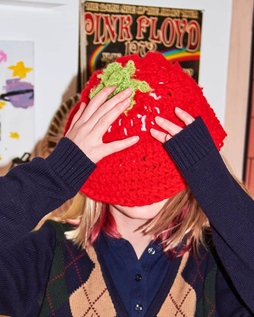 ベン・ワッツさんのインスタグラム写真 - (ベン・ワッツInstagram)「Ruby and her strawberry 🍓 hat she knitted her self ..... love you  Rube #daughter #knitting #grannystyle #benwatts #rubywatts」1月22日 22時22分 - wattsupphoto