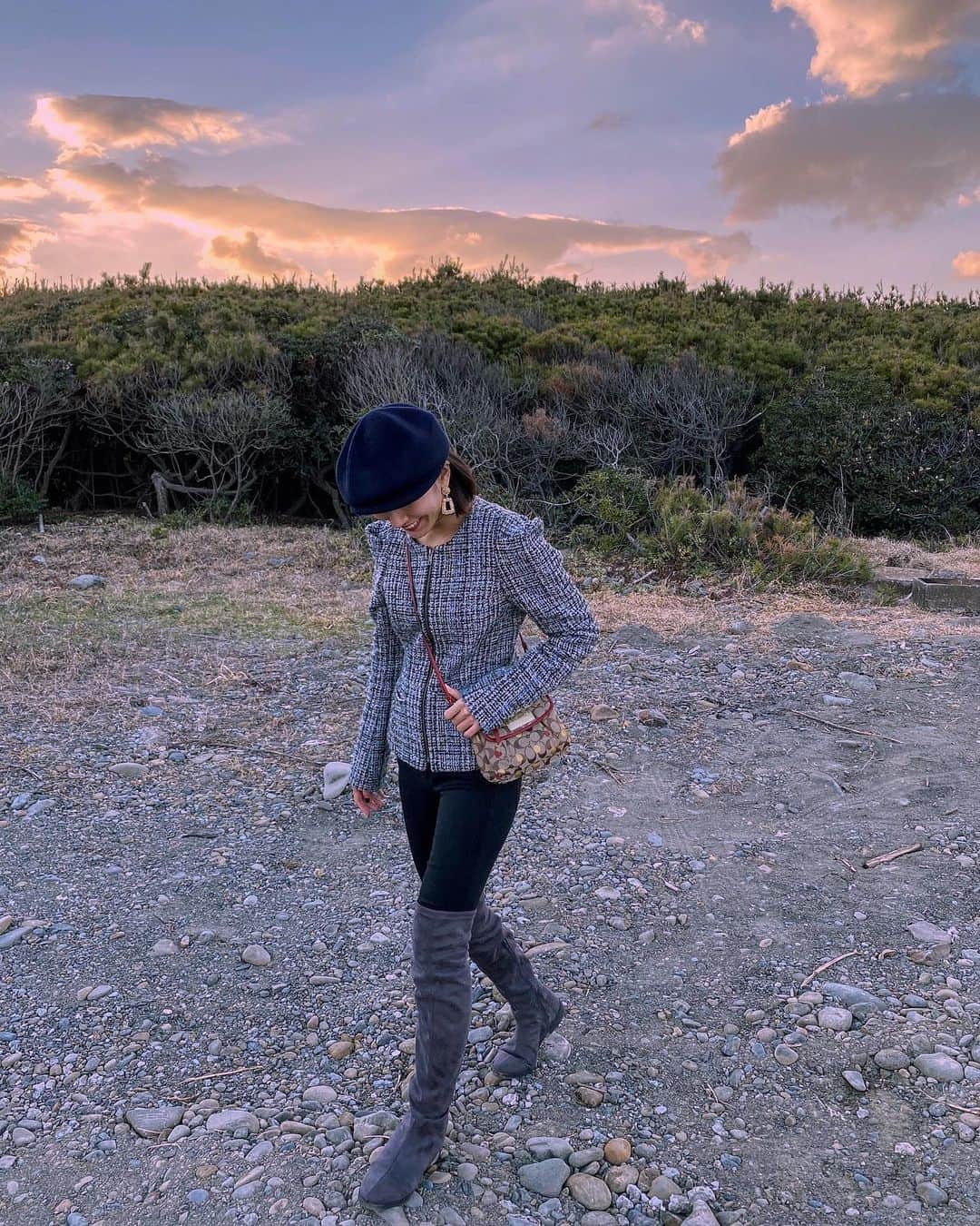 のインスタグラム：「空も空気も綺麗すぎて散歩してるだけでパワーチャージできる🙏🏽🌵🤍  #宮崎#南国#miyazaki#myzklife  #japantrip#海#旅行記 #夕日 #日本旅行 #朝日#海#beach#ビーチ#旅行#田舎暮らし #南国暮らし#ボブ#ショートボブ#古着#sly #coachbag #ロングブーツ」