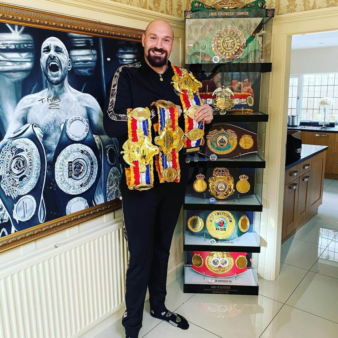 タイソン・フューリーさんのインスタグラム写真 - (タイソン・フューリーInstagram)「Ops I did it again @ringtv  belt 4 times baby. Holy grail of 🥊  blessed by god.」1月22日 22時26分 - tysonfury