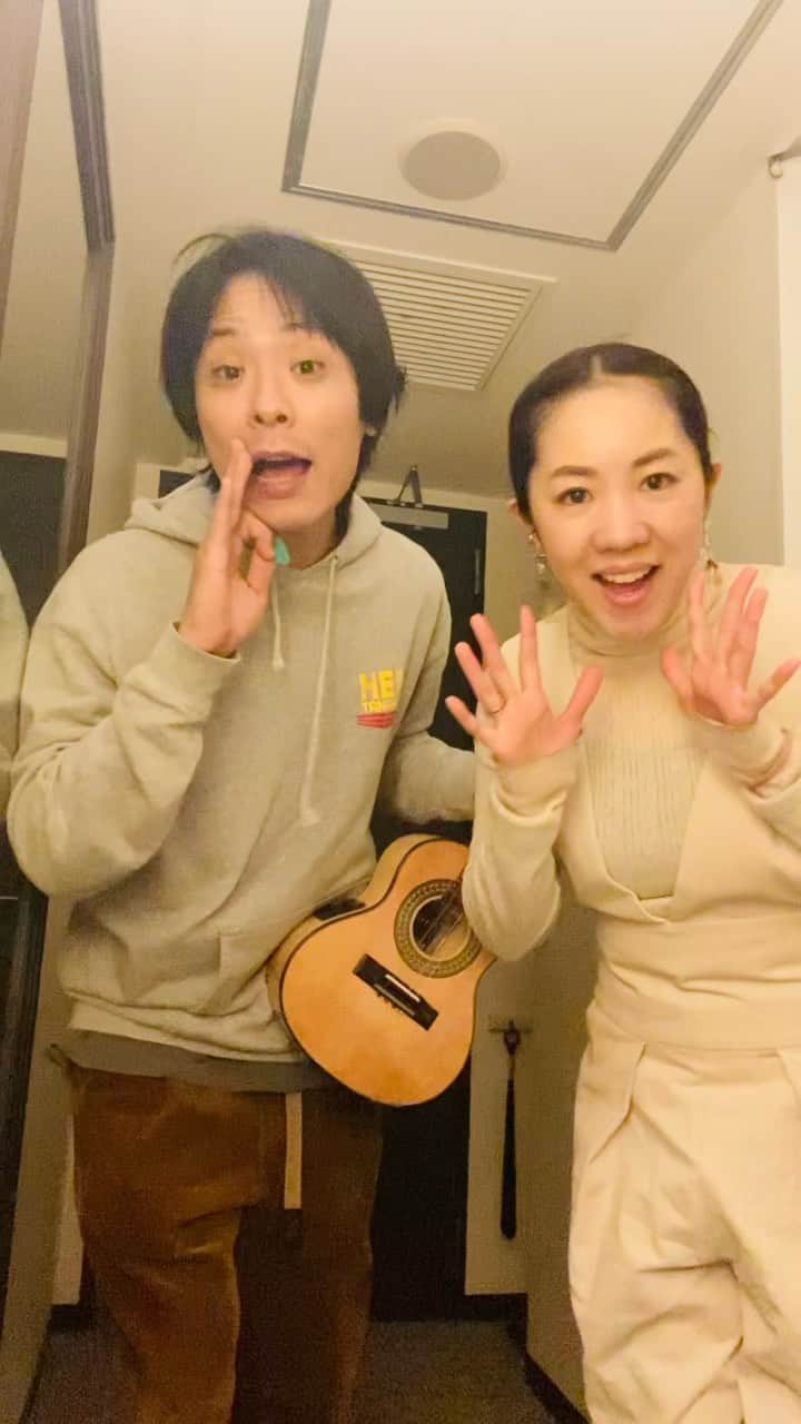 松本野々歩のインスタグラム：「少し前 愛知県でのコンサートに その日お誕生日の女の子が来てくれる予定だったんだけど来られなくて 連絡をもらって 思いたって歌を撮って、贈りました。 喜んでもらえて、わたしたちも嬉しかったです。  この曲は、チリンとドロン&しみずけんたで作ったアルバムに収録されている、 ベルギーの誕生日の曲。 歌詞は訳詞も取り入れつつ、田中馨作。 （フレーフレー　も元々のものです。）  今やコンサートでは定番の曲で、 会場内にいるお誕生日の人、お誕生日が近い人をお祝いしています。」