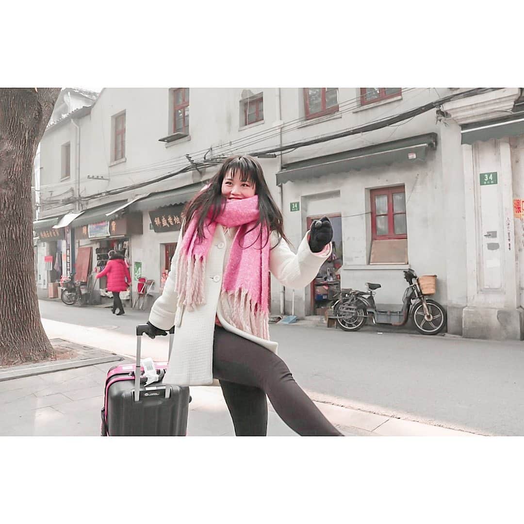 sunaさんのインスタグラム写真 - (sunaInstagram)「. 上海まで飛行機で３時間。 スーツケース担いでホテルまで急げー！  ちなみに上海、びっくりするほどの 寒さでございました。顔が痛くなるほどに。  📍Shanghai  #海外#海外旅行好きな人と繋がりたい#旅人#世界一周#海外旅行#海外好きな人と繋がりたい#旅行好きな人と繋がりたい#女子旅#一人旅#海外生活#一眼レフ#一眼#ミラーレス一眼#ミラーレスカメラ#ミラーレス#ポートレート#カメラ#カメラ好きな人と繋がりたい#写真好きな人と繋がりたい#写真撮ってる人と繋がりたい#ゴープロのある生活#ゴープロ#ふぉろーみー#世界一周 #中国 #海外一人旅#上海#休日の過ごし方  #ハヤリタビ #ソラタビライフ  #タビジョ」1月22日 22時29分 - sofia_muslimjapan