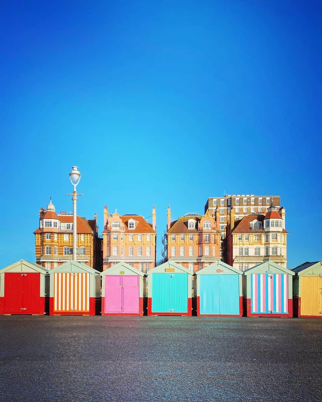 Tea and sittingのインスタグラム：「Brighton prom looking a bit #accidentallywesanderson this morning 🏘 💗」