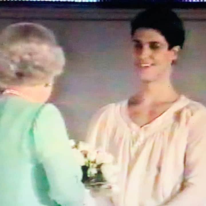 ロベルト・ボッレのインスタグラム：「Ero alla ricerca di un mio video e per caso ho trovato questo documento: la serata organizzata dal Royal Ballet per celebrare il giubileo d’oro della regina Elisabetta. Era il luglio del 2002 e in quell’occasione ballai il passo a due del balcone di Romeo e Giulietta con @darceybussellofficial  Lo spettacolo fu trasmesso in diretta su un grande schermo fuori dal teatro, a Covent Garden, e al termine ci fu il saluto con il pubblico e l’incontro con la regina. Incredibile ma vero era già la seconda volta in poco più di un mese che ballavo per la regina.  E il mese precedente lo spettacolo era niente meno che a....Buckingham Palace ❤️」
