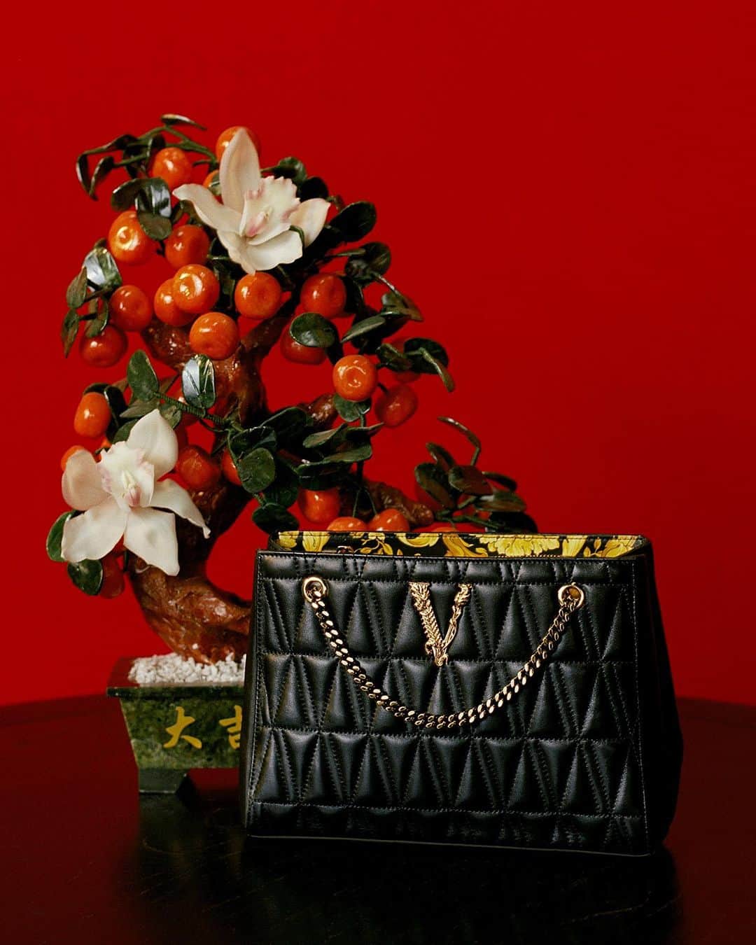 ジャンニヴェルサーチのインスタグラム：「Objects of desire - whether you’re looking for a gift for them or a gift for yourself, find it in our curated Lunar New Year guide at the link in bio. #VersaceVirtus」