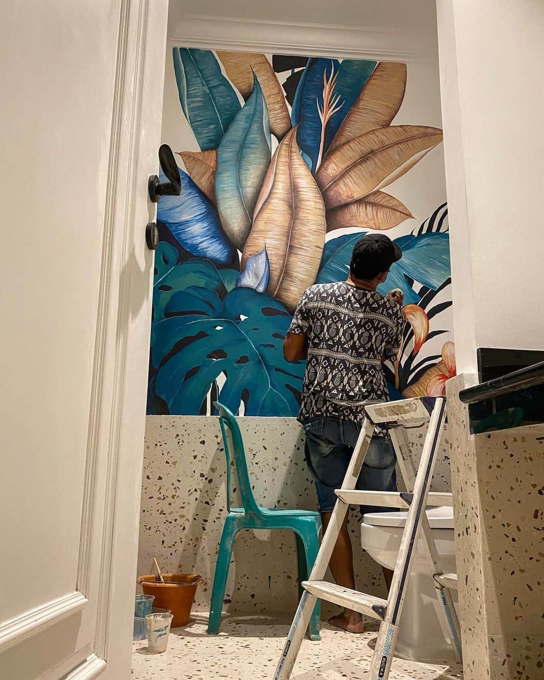 Zaskia Sungkarのインスタグラム：「Dandanin toilet tamu dengan ide dadakan , sempet mau pake wallpaper tapi ko kurang gemas . jadilah ide random bikin mural tropical ini 😍 what do you guys think?」