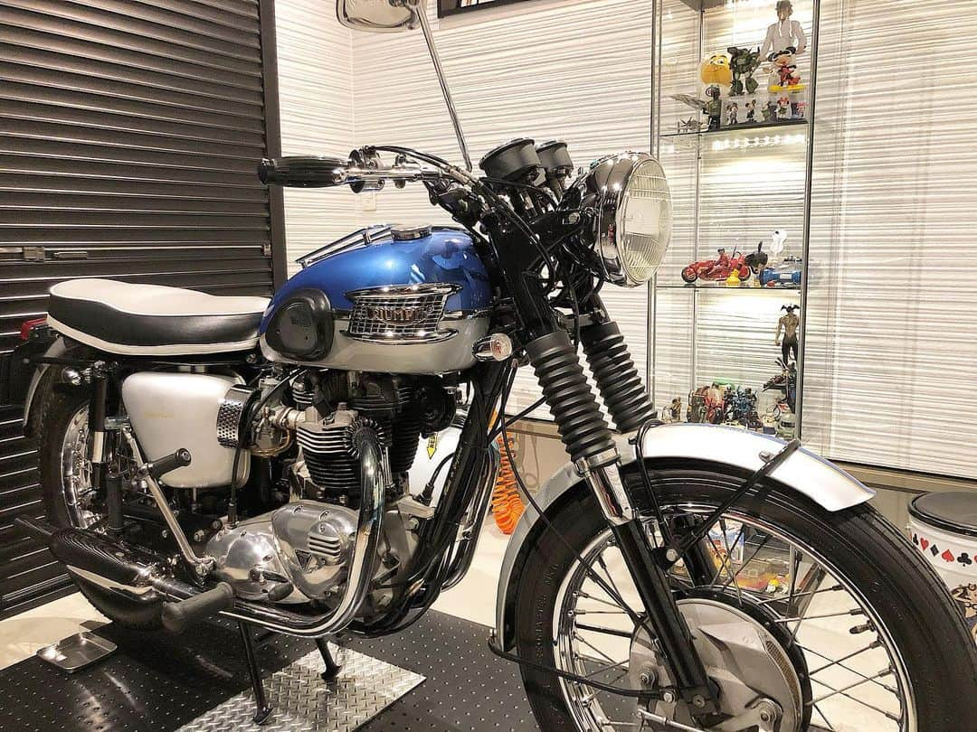 KIYOさんのインスタグラム写真 - (KIYOInstagram)「今週もお仕事頑張りました‼︎ #triumph #t120 #bonneville #bonnie #britbike #britishmotorcycles #classicmotorcycles #lewisleathers #madeinengland #rockers  #caferacer #tonupboys #triumphmotorcycles #vintagetriumph #manga #japanesecomic #fashion #バイクメーン #ボニー #トライアンフ #ボンネビル #ロッカーズ #カフェレーサー #ルイスレザー #ビンテージトライアンフ #ガレージライフ」1月22日 22時46分 - kiriko009