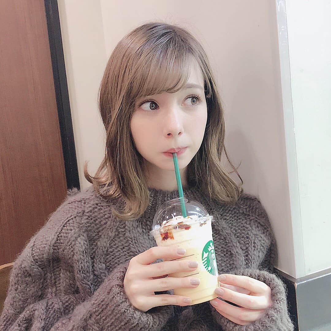 柴田あやなのインスタグラム：「あけましておめでとうございます、と言うのもおかしいくらい投稿してなくてごめんなさい！！！ 特に何があったわけでもないんですけど 仕事以外引きこもりすぎて写真がない！！なんかいいのないかな〜って遡ってみたらいつのかわからない写真出てきた☕️  全然関係ないですけどスプラのフェス、４回目にして初めて勝った！めちゃくちゃうれしくてみんなに伝えたかった！！！みんなともスプラやってみたいな〜あんまり上手じゃないけど🐙」