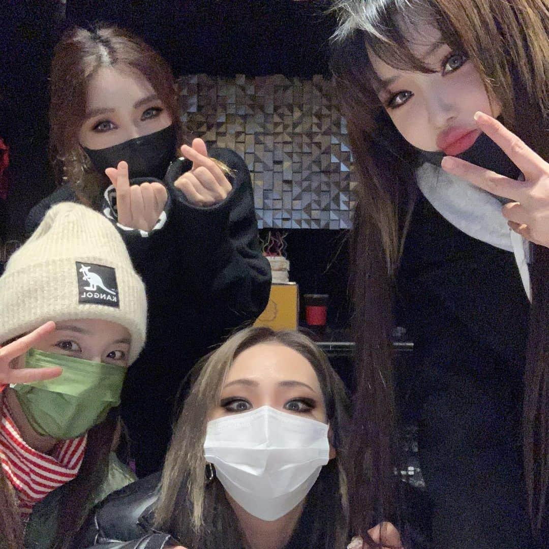 パク・ボムのインスタグラム：「오랫만에 만난 울 멤바들 살웅햄👑🥰  울민지는 생일 추카추카🎉🥳　#2ne1 #박봄 @dnation_official #dnation #디네이션 #parkbom #bompark #ぼム #朴春‎#بارك_بوم #happybirthdayminzy」