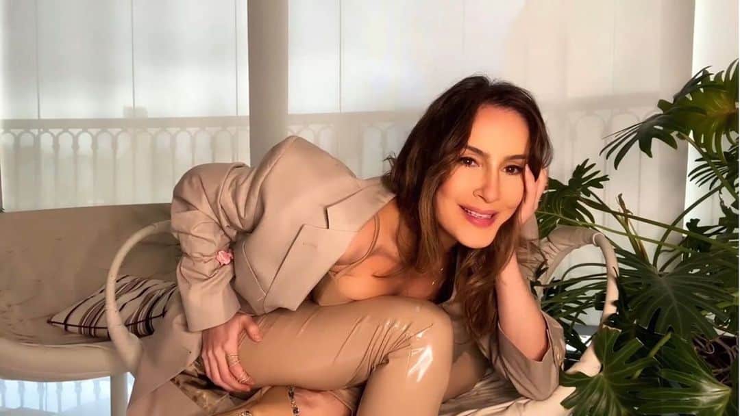 Claudia Leitteのインスタグラム：「Meus parceiros do @dh8oficial acabaram de lançar “Tu Tu Tu” pra animar essa sexta-feira de verão e tá massaaaaa!!! Bora curtir! Já disponível nas plataformas digitais 🌞🌞🌞」