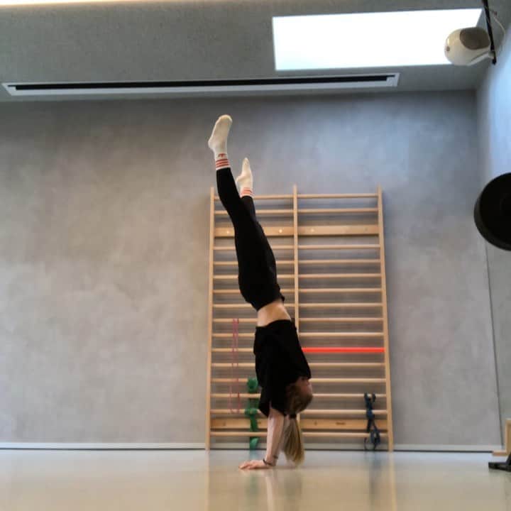 のインスタグラム：「On the head position journey. Wobbly but progressing. . . . #movementpractice #handstand #headposition #handstandjourney」