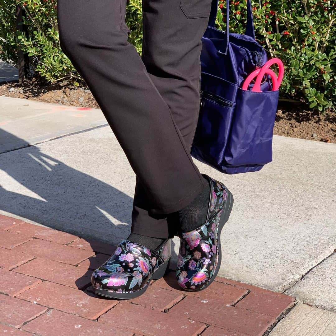 ダンスコのインスタグラム：「Hey, hey it’s time for a giveaway!  1) Tag a friend in the comments. 2) Make sure you’re following @dansko on Instagram. Dansko has been proud to support nurses and healthcare workers throughout their journey, and through our donation efforts over the past months. This year, we are celebrating nurses and healthcare workers all year long! #Giveaway Rules: Giveaway runs 01/22/21 at 9:00 AM EST - 01/24/21 at 11:59 PM EST. No purchase necessary. One winner will be randomly selected and will be notified via DM. Verification that the winner is a nurse or healthcare worker may be required in the form of a nurse’s badge or ID. Winner will win one pair of Dansko shoes from the current collection with a total estimated retail value of $150 each. Giveaway not associated with Instagram. Full terms and conditions at the link in the bio.」