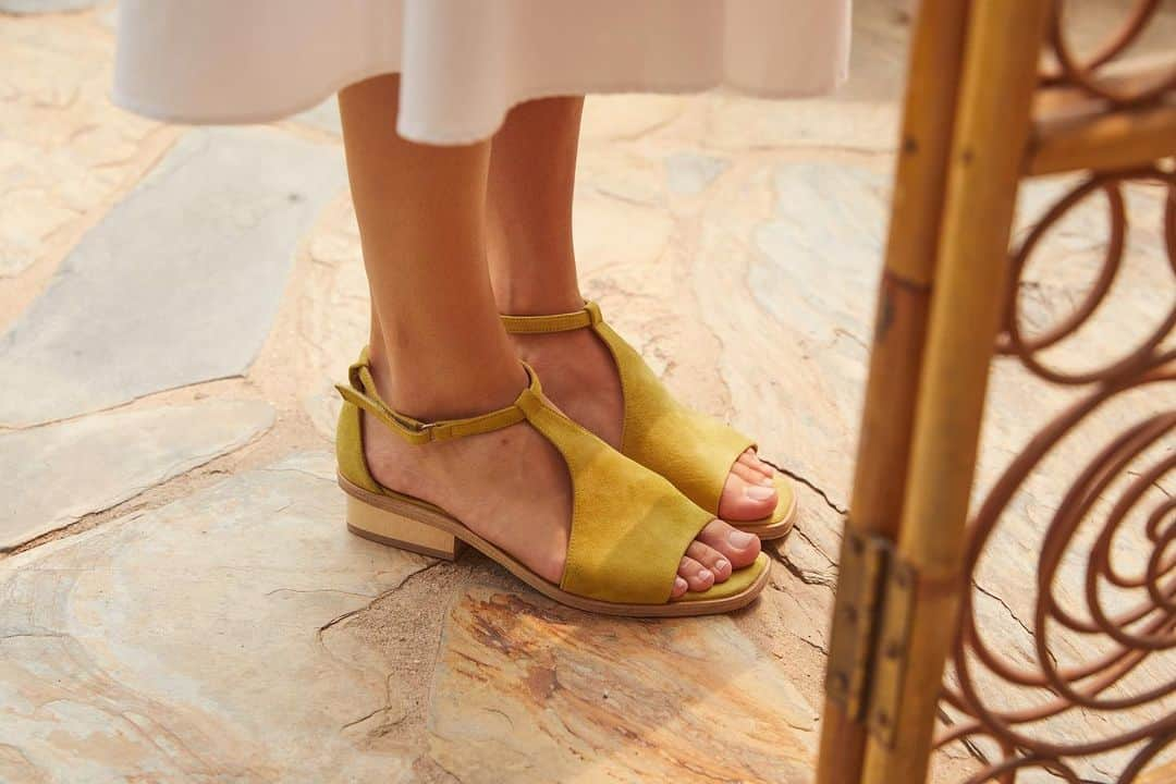 コクリコのインスタグラム：「Hello yellow 🌞 The spring preview continues! Please extend a warm welcome to the Kristeen t-strap sandal with its sculptural wood inset heel and layered leather sole. In a cheerful citrus split suede, the Kristeen is here to brighten up the day.」