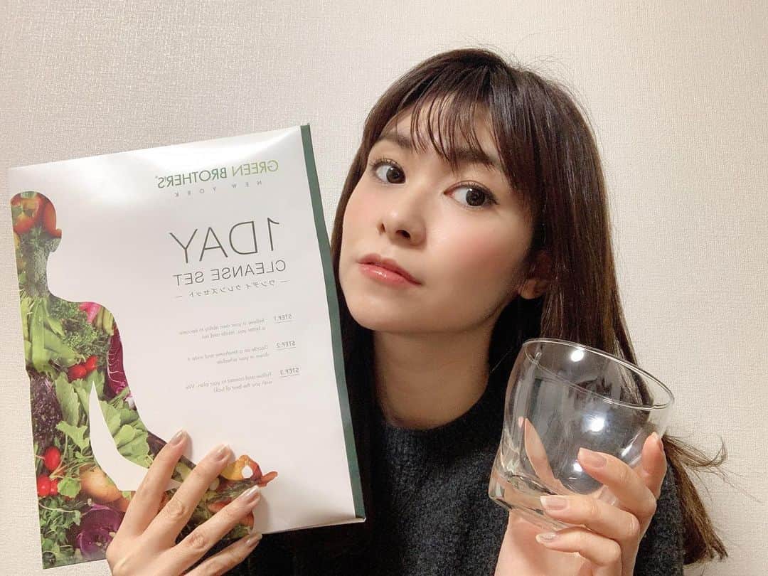 のインスタグラム：「いえーい正月太り😂  今年は笑えないぞ。  って事で人気サラダボウル専門店 GREEN BROTHERSが開発したワンデイクレンズセットを試してみたよ🥗  ねぇ、やばい最高に美味しい😳 1杯で39calとか幻かよ。笑 ダイエット食品のイメージめちゃくちゃ覆されわ←  なにやら準備食と回復食までセットになってるみたい。 ダイエッターの味方すぎる🙏  全然ストレスないから続けられそうだよ💜  ＊  #ワンデイクレンズセット #ファスティング #gbfasting #酵素スムージー #ファスティングダイエット#ダイエット#女子力アップ#女子力向上委員会#正月太り#コロナ太り#男の子ママ#ママライフ」