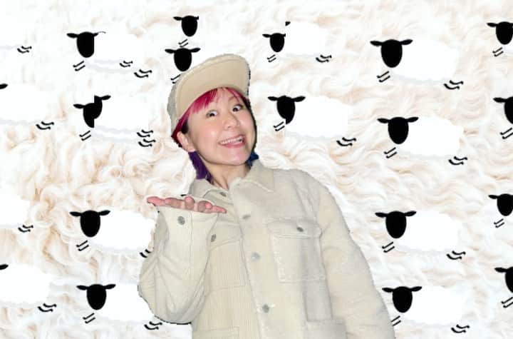 かわなみchoy?のインスタグラム：「🐏 👋choy?👋What a photo?💥 🐏 🐏 帽子もアウターもFUWAFUWA☁️☁️ 🐏 🐏」