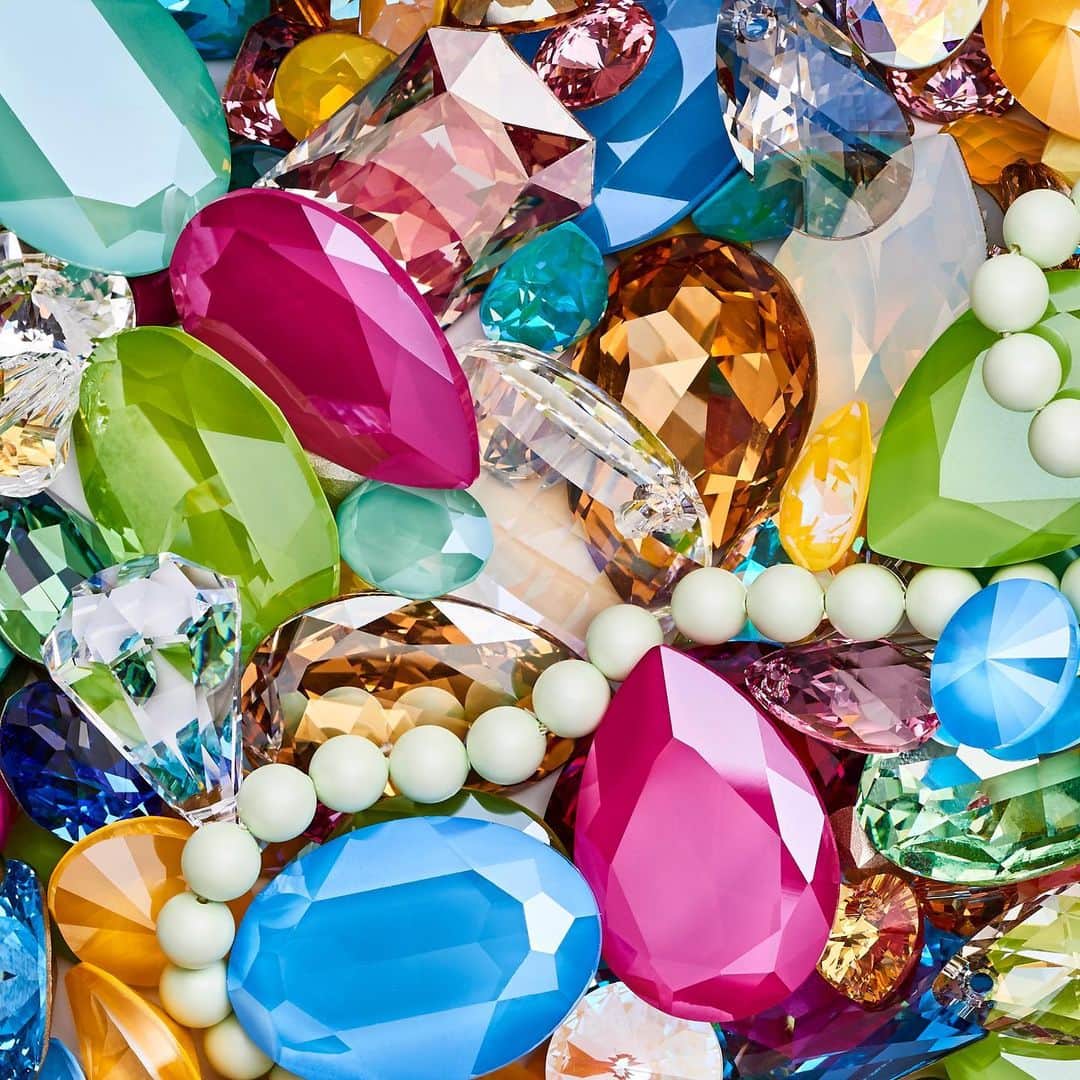 のインスタグラム：「No matter what angle you look at it, our crystals will always showcase a consistent color. And with more than 50 jewel-inspired colors in our palette, only one question remains: which will you choose? #Swarovski」