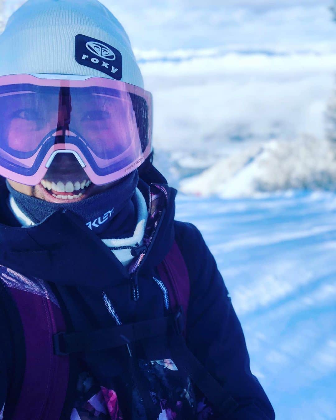 三星マナミさんのインスタグラム写真 - (三星マナミInstagram)「❄︎ ❄︎ 新年を迎えて間も無く訪れる誕生日1月16日🎂  前日の1月15日。 私が住む野沢温泉村では古くから伝わる国の無形文化財としても有名な道祖神祭りが執り行われます🔥  だけど今年は 史上初めての未開催。静寂な野沢温泉村がありました。  生粋の野沢人はどんな想いだったのか…  それに代わるかもわかりませんが…  沈む夕陽は清らかにキンと冷えた空気の中を透明度高くどこまでも遠く、炎のようなオレンジ色で明るく村を包んでいた様に感じました。  私の新年のテーマは2020旧年末から沢山の出来事に紐付いてメッセージとして届いていたので。そのテーマを噛み締めながら日が沈むのを見届けました🌞  そう。 『ゆっくり。。』  『思ったらすぐ！』と突き進んだ時代は卒業します🌸w 根付いてしまったその癖を手放すには複数年の時間が必要なので、これはある意味で新しい挑戦✌️✨  理想の女性を目指して、 新しい1年も健康に配慮しながら笑顔いっぱいに過ごしたいな💕  誕生日メッセージをくれた皆さんありがとうございます😊  写真は誕生日を迎えてのFirst ride⛷✨ 見晴らし最高絶景コース🏔  #野沢温泉スキー場 #スカイラインコース より🙌  #長野 #nagano #北信濃 #野沢温泉村  #nozawaonsen  #スノーリゾート #スキー #スキー女子 #外遊び  #外遊び大好き #スポーツ女子  #スポーツって最高 #自然と繋がる自分と繋がる  #アウトドアアクティビティー  #リフレッシュ #笑顔 @roxyjapan  #roxyski #roxysnow  #roxyfitness  @oakleyjapan  #oakly #oaklygoggles  #falllinexm  #eyewear」1月22日 23時04分 - mana_uen00116