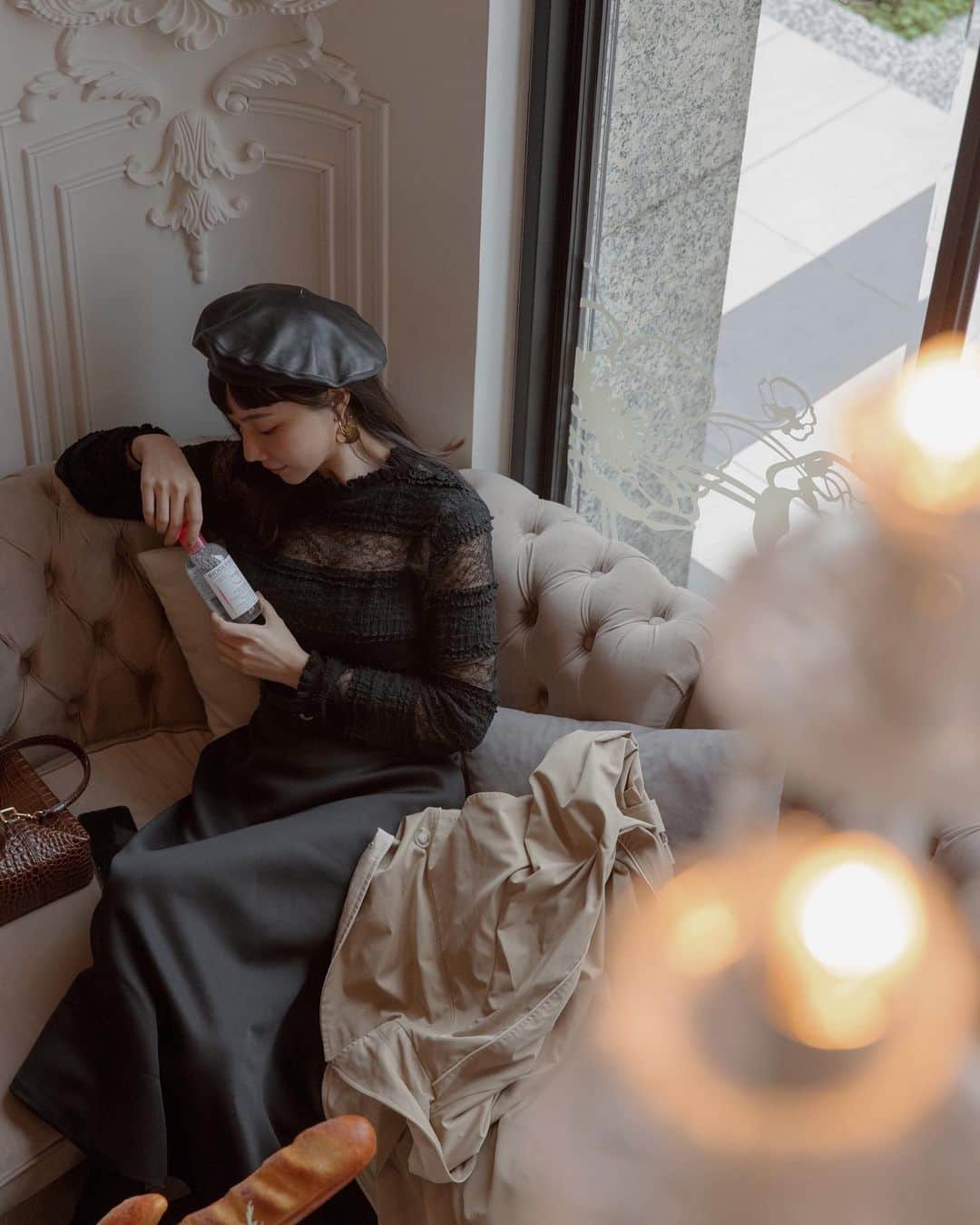 謝琦琦（Kiki）のインスタグラム：「這麼美的地方怎麼拍都浪漫 @bioderma_taiwan 找到信義區最巴黎的地方辦活動 期間限定只有明天1/23 11:00-18:00 在Opium Champagne Bar  有空的你們可以去逛逛 還能拿贈品唷  敏感肌的人一定知道他們的卸妝小紅水 卸完臉真的很嫩完全不粘膩 甚至現在冬天也不覺得乾澀 之前朋友說她用小紅水卸完沒有洗臉 雖然她皮膚很好 但我還是驚呼這樣可以嗎 沒想到今天老師講解才知道真的可以耶！ 無色無味 成分越簡單越不負擔 要用對方法順著肌膚紋理就能減少拉扯 乾不乾淨看化妝棉就知道了  #Biodermatw #貝膚黛瑪 #小紅水 #NO1卸妝水 #每1秒賣1瓶」