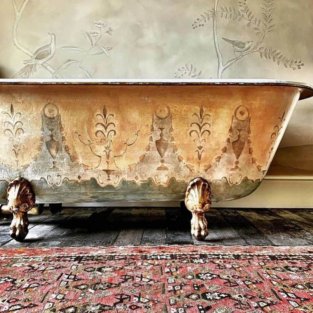 アダムのインスタグラム：「An antique bath from The Water Monopoly for the December issue of House and Garden UK. Photography by Paul Massey, 2021.」