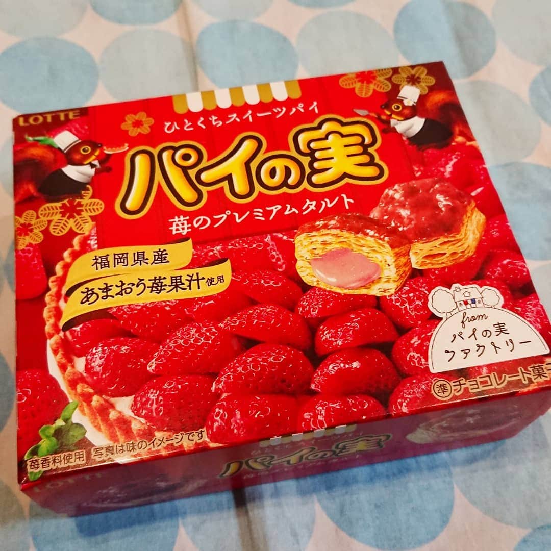 柴子のインスタグラム：「こんな時間にオヤツ〜(о´∀`о)ノ パイの実 苺のプレミアムタルト！ 苺感が良いねぇw  #散財デ部  #アマイモノスキー  #期間限定に弱い」