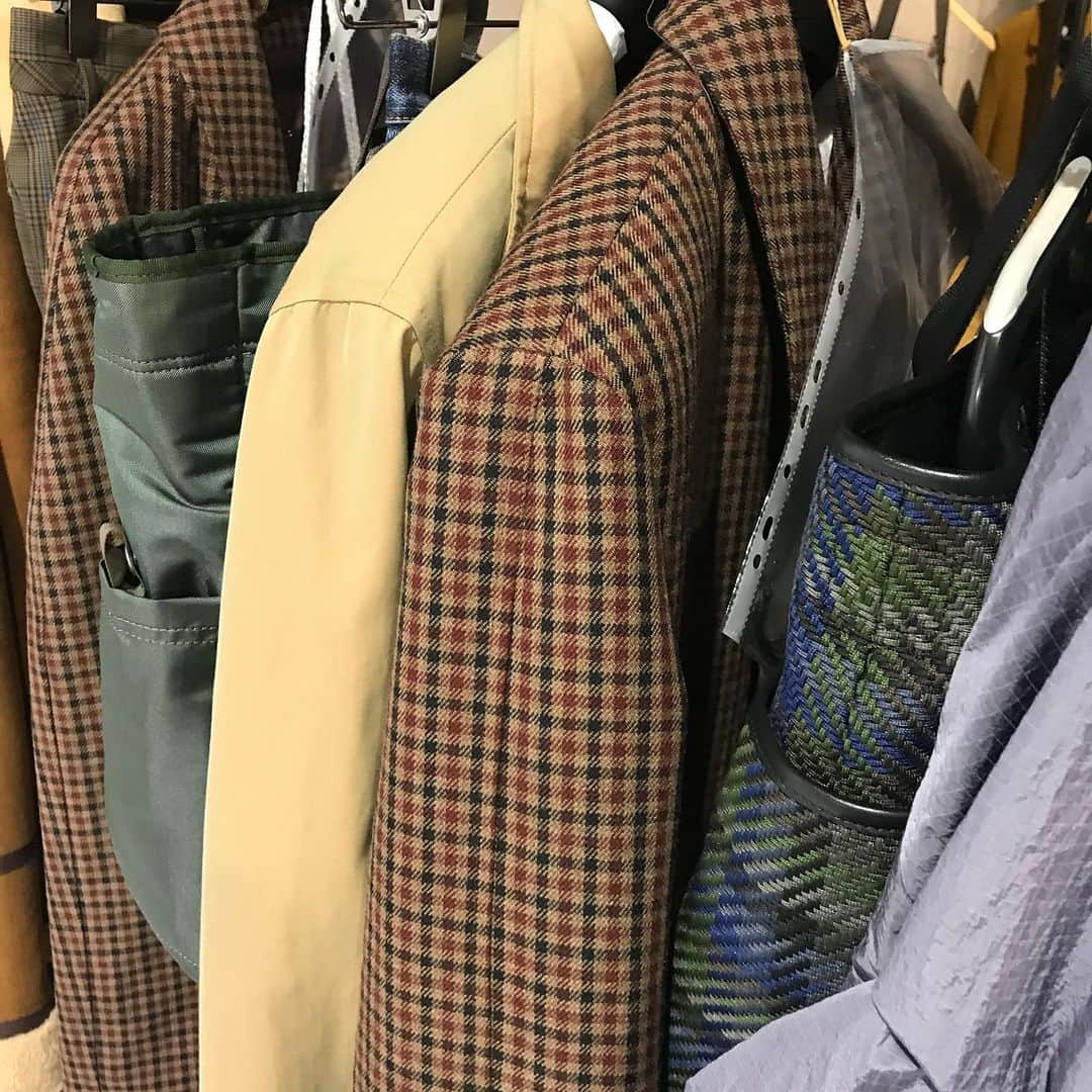 Paul Smithさんのインスタグラム写真 - (Paul SmithInstagram)「Only an hour to go until you can watch my autumn winter 21 show online, here is a sneak peek at some of the pieces. As you know I love mixing patterns and prints so you’ll see paisley, checks, tartans all in new modern variations of famous menswear pieces. Lots of textures and autumnal colours. #takenbyPaul  Watch the show at 3pm (GMT) live on PaulSmith.com and see more images on @paulsmithdesign.」1月22日 23時06分 - paulsmith