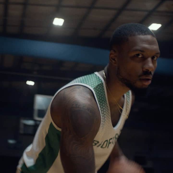デイミアン・リラードのインスタグラム：「Want the chance to hoop with me and win up to $100,000? Buy some @Biofreeze and swipe for details. Link in bio. #CoolThePain 💪🏾 🏀  No Purch. Nec. Ends 4/1/21. 18+, US only, Rules: HoopWithDame.com」