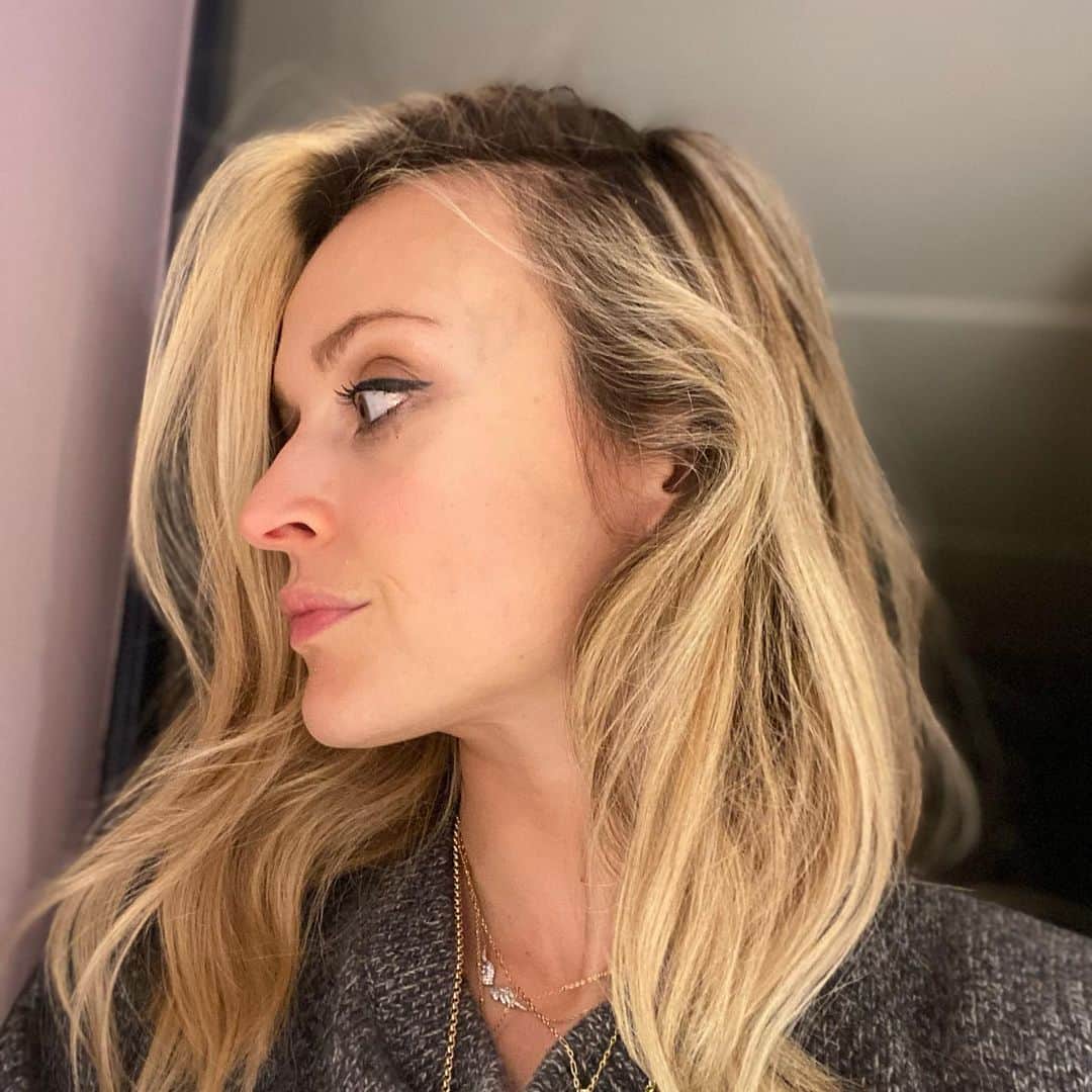 ファーン・コットンさんのインスタグラム写真 - (ファーン・コットンInstagram)「This week.  Picture one. Me opening the door to my mind 🤯 Picture two. Me and Lula looking outside thinking we really can’t be arsed with this weather.  Picture three. Reminiscing about gigs, and festivals and dancing with strangers. Glasto news making it all hit home a little more. Love to @emily_eavis and team. Pic by super talented @sonnymccartney at a Stones gig some time ago. Picture four. My step son diving into 19. Proud of how my teenager step kids are processing what’s going on. A tough time for that generation.  Picture five. My children running from me every time I mention the words ‘home’ & ‘school’ in the same sentence.  Picture six. Wondering how to make two inch roots work. We’re now passed the Debbie Harry stage of root quickly hurtling towards hair hell. How’s your week been?❓」1月23日 4時37分 - fearnecotton