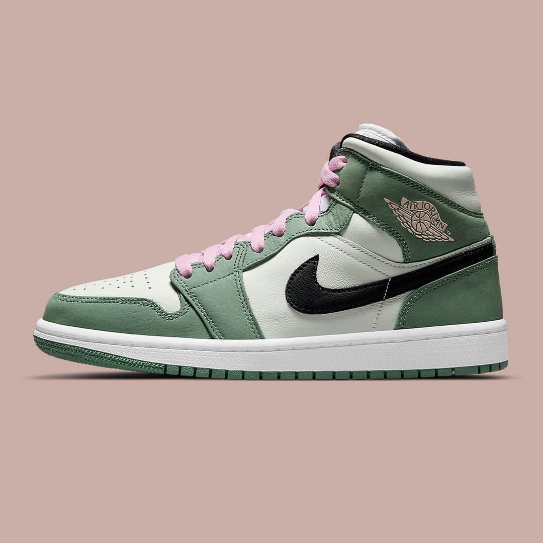 HYPEBEASTさんのインスタグラム写真 - (HYPEBEASTInstagram)「@hypebeastkicks: @jumpman23 has unveiled a Spring-ready colorway of the Air Jordan 1 Mid in "Dutch Green." The upper of the shoe is expressed in two tones of green accompanied by pink laces adding a sleek colorblocking to the upper of the shoe. While black Swooshes, pink Jumpman tongue tags, printed Wings motifs on the collars, and insoles serve as a nice touch of detail to finish off the look. Look for these to arrive within the coming weeks.⁠⠀ Photo: Nike」1月23日 4時37分 - hypebeast