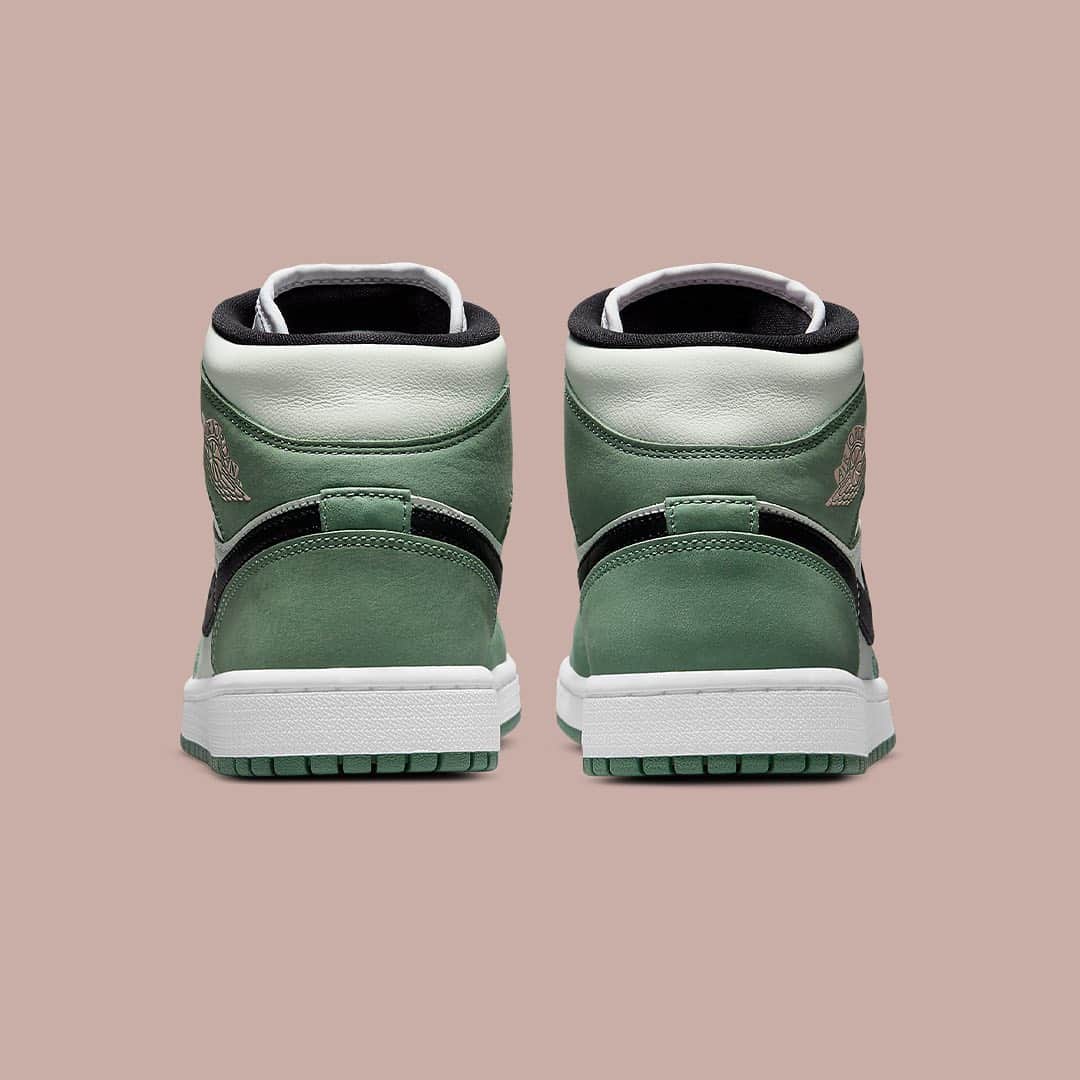 HYPEBEASTさんのインスタグラム写真 - (HYPEBEASTInstagram)「@hypebeastkicks: @jumpman23 has unveiled a Spring-ready colorway of the Air Jordan 1 Mid in "Dutch Green." The upper of the shoe is expressed in two tones of green accompanied by pink laces adding a sleek colorblocking to the upper of the shoe. While black Swooshes, pink Jumpman tongue tags, printed Wings motifs on the collars, and insoles serve as a nice touch of detail to finish off the look. Look for these to arrive within the coming weeks.⁠⠀ Photo: Nike」1月23日 4時37分 - hypebeast