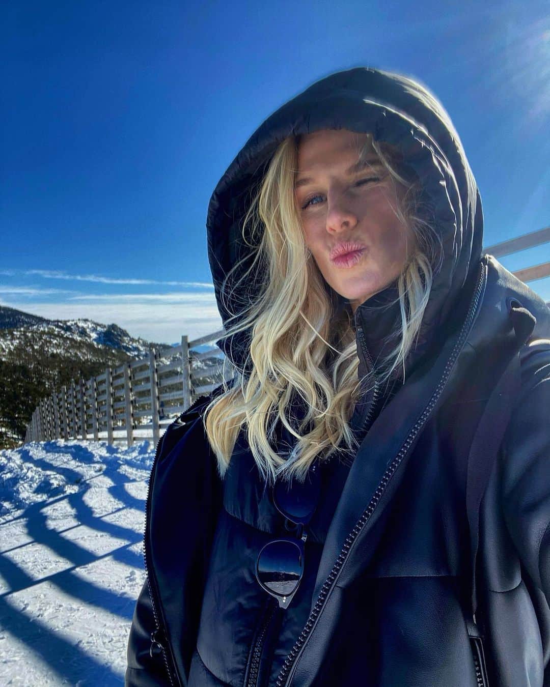 ソフィア・ヤコブソンさんのインスタグラム写真 - (ソフィア・ヤコブソンInstagram)「Some extra weekend love, thanks for the daily support❣️😘  . . . . . . . . #nature #snow #montain #roadtrip #showsomelove #bluesky #sunnyday #selfie」1月23日 4時40分 - sofiajakobsson