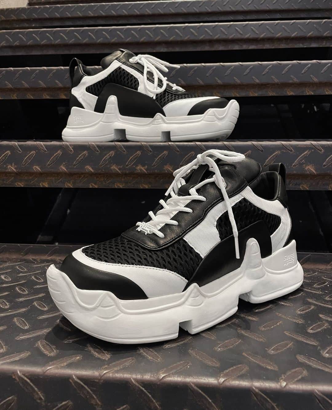 スウェアのインスタグラム：「AIR Rev. Nitro chunky sneakers are available in size range EU36-EU44 at Farfetch.com. Shipping worldwide 🌍 #swearlondon⁠ ⁠ Your footwear is custom made and shipped within 5 weeks.」