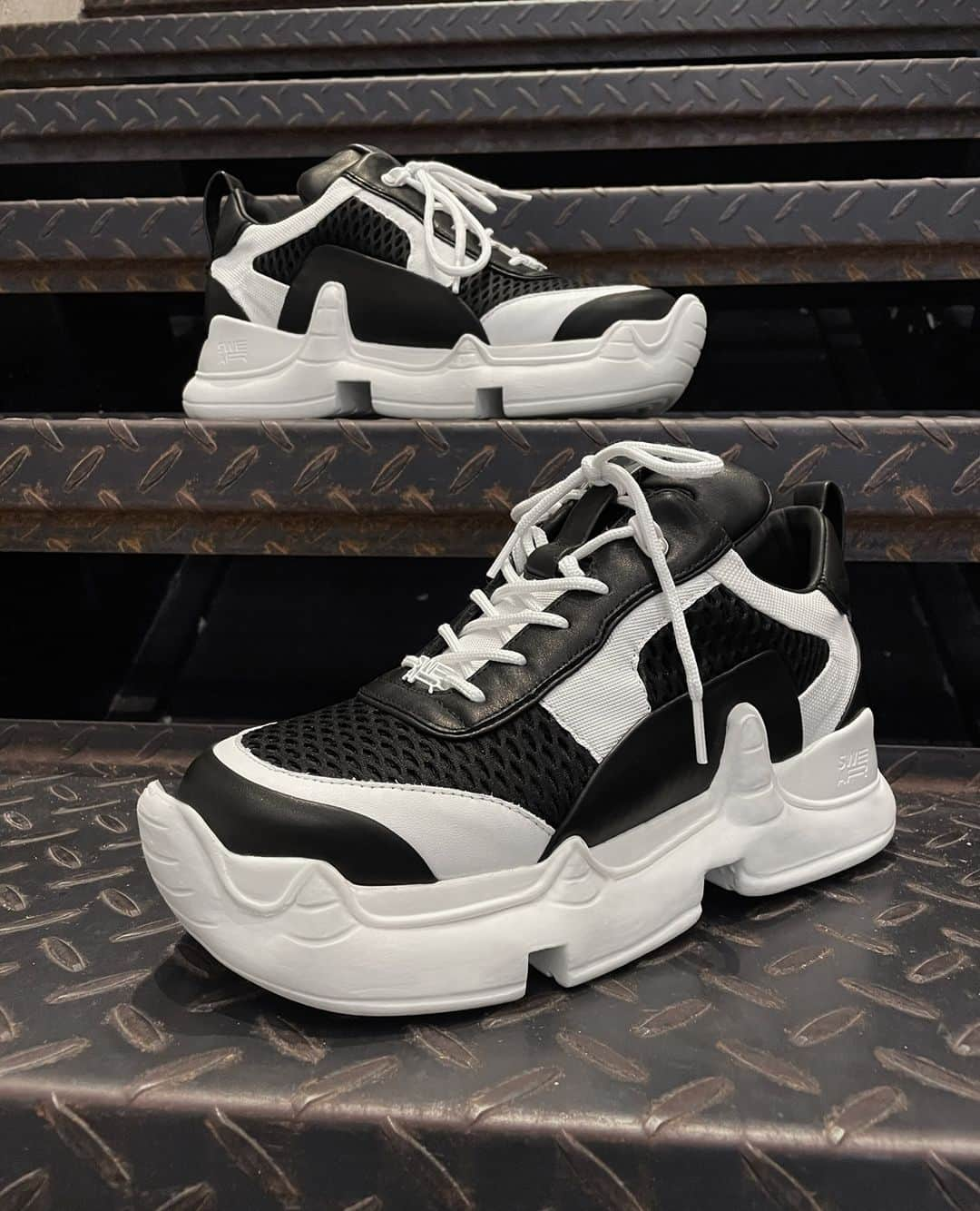 スウェアさんのインスタグラム写真 - (スウェアInstagram)「AIR Rev. Nitro chunky sneakers are available in size range EU36-EU44 at Farfetch.com. Shipping worldwide 🌍 #swearlondon⁠ ⁠ Your footwear is custom made and shipped within 5 weeks.」1月23日 4時40分 - swearlondon