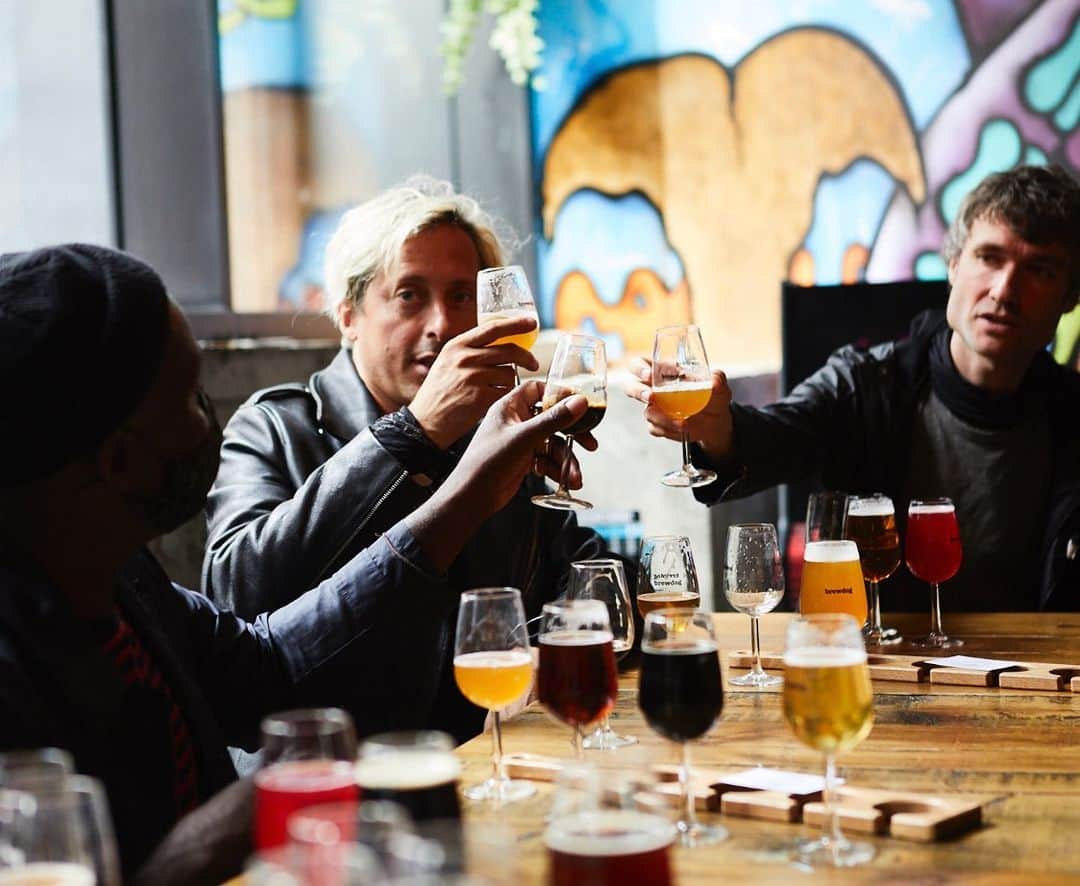 カール・バラーのインスタグラム：「Cheers to Friday x」