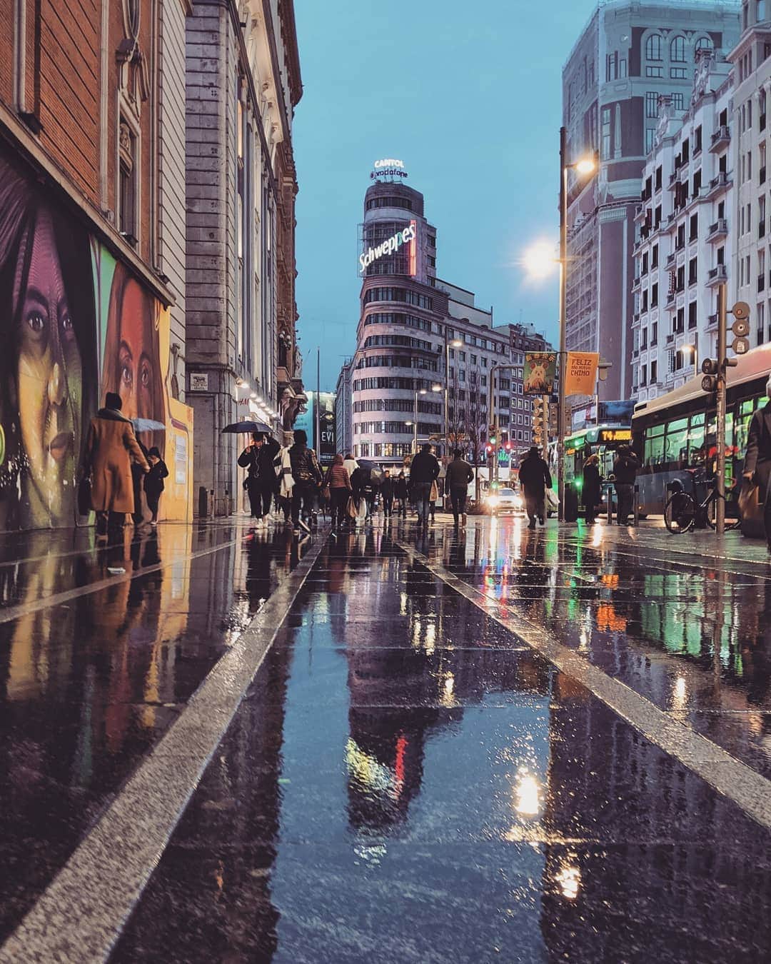 Guido Gutiérrez Ruizのインスタグラム：「Let's dance under the moonlight • bailemos bajo la luz de la luna #Madrid」
