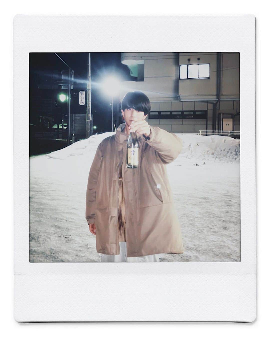 Hayato Sagawaのインスタグラム：「寒さになんか負けてらんない。(お酒のちから)また、早く温泉に行きたいです♨︎  #温泉 #温泉コーデ #浴衣男子 #草津グルメ  #チェキ #金の澪 #日本酒」