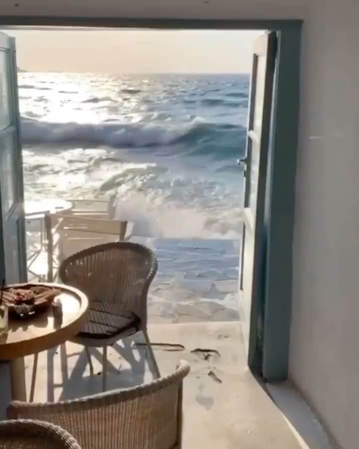 レベッカミンコフのインスタグラム：「Anyone else missing travel and gorgeous views? Well until we can travel safely again, here’s a little snippet of Mykonos via @ftoon.ae」