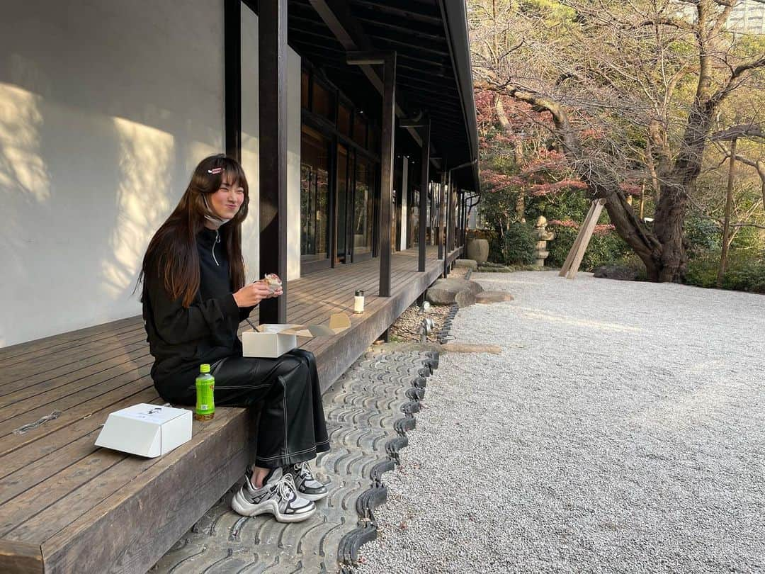 江原美希のインスタグラム：「待望のランチタイム🥪  #鬼猫背」