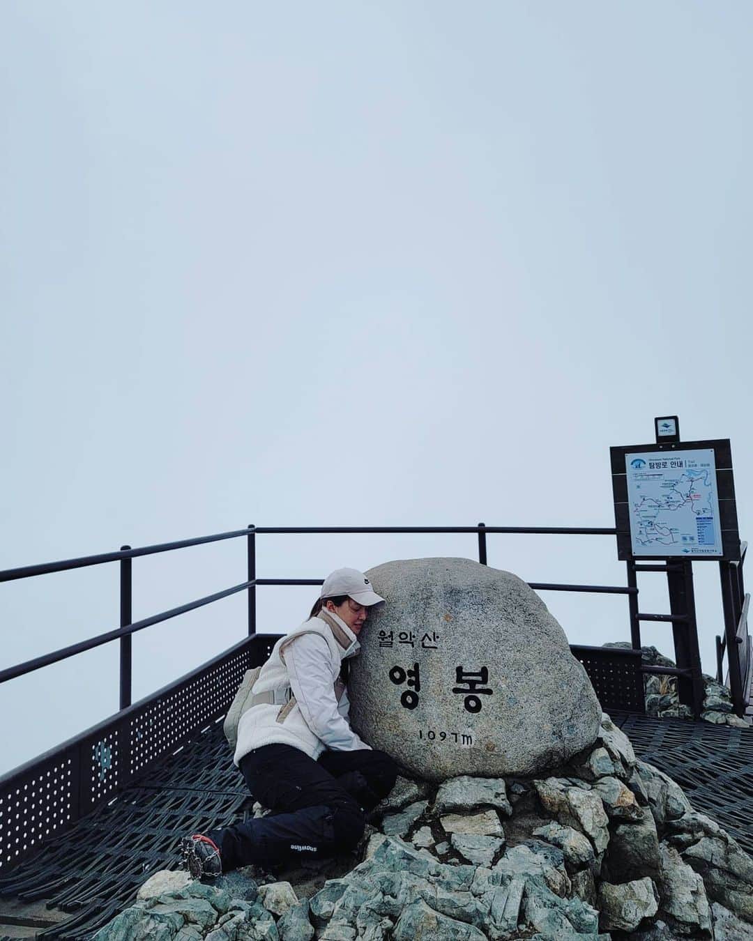 イ・シヨンさんのインスタグラム写真 - (イ・シヨンInstagram)「#3대악산 #월악산 하...진짜.....ㅎㅎㅎ...와....😇😇😇 엄청난 하루였다..🙃 무슨 절벽에 계단이 롤러코스터처럼..🎢 #천국의계단」1月22日 23時26分 - leesiyoung38