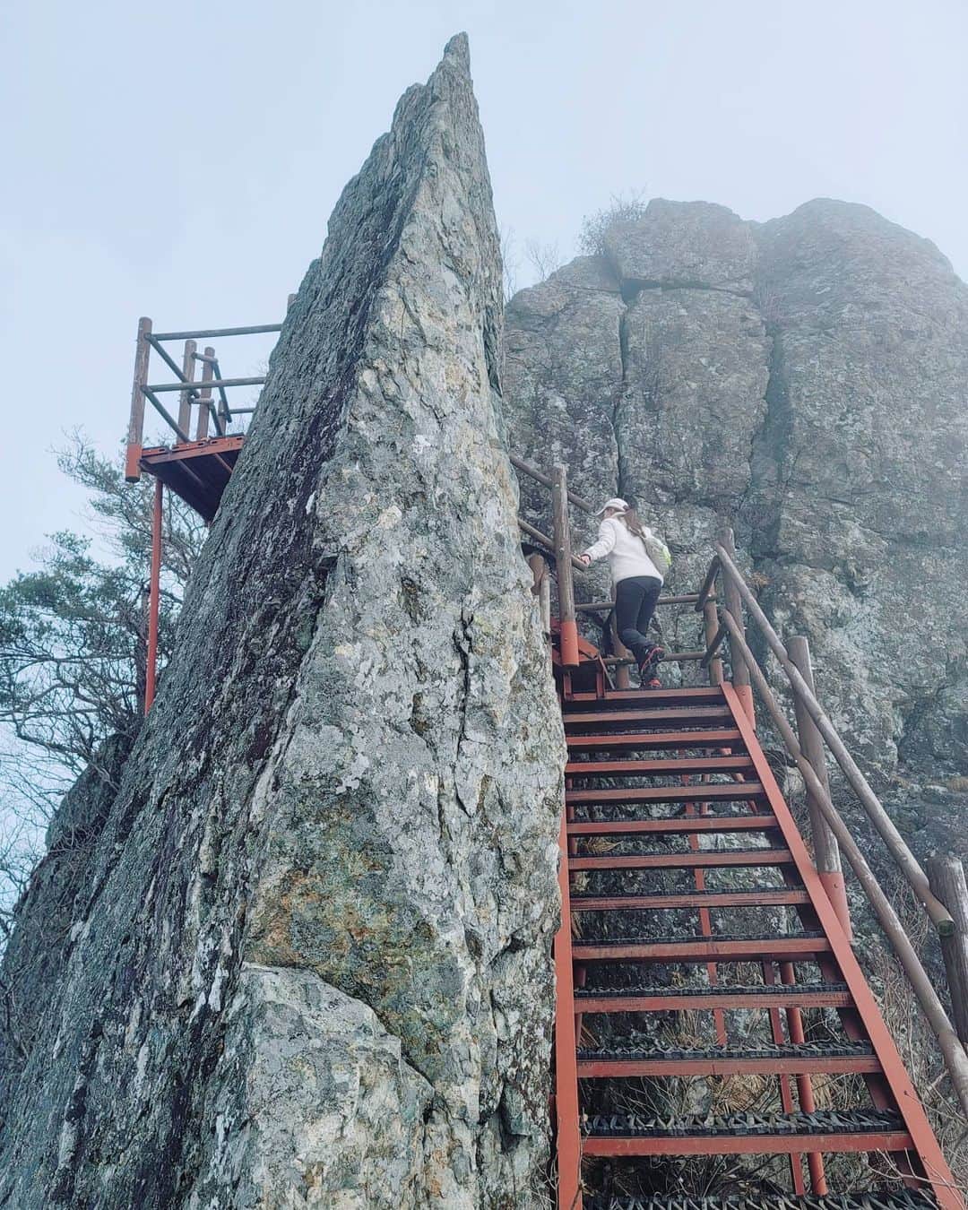 イ・シヨンさんのインスタグラム写真 - (イ・シヨンInstagram)「#3대악산 #월악산 하...진짜.....ㅎㅎㅎ...와....😇😇😇 엄청난 하루였다..🙃 무슨 절벽에 계단이 롤러코스터처럼..🎢 #천국의계단」1月22日 23時26分 - leesiyoung38
