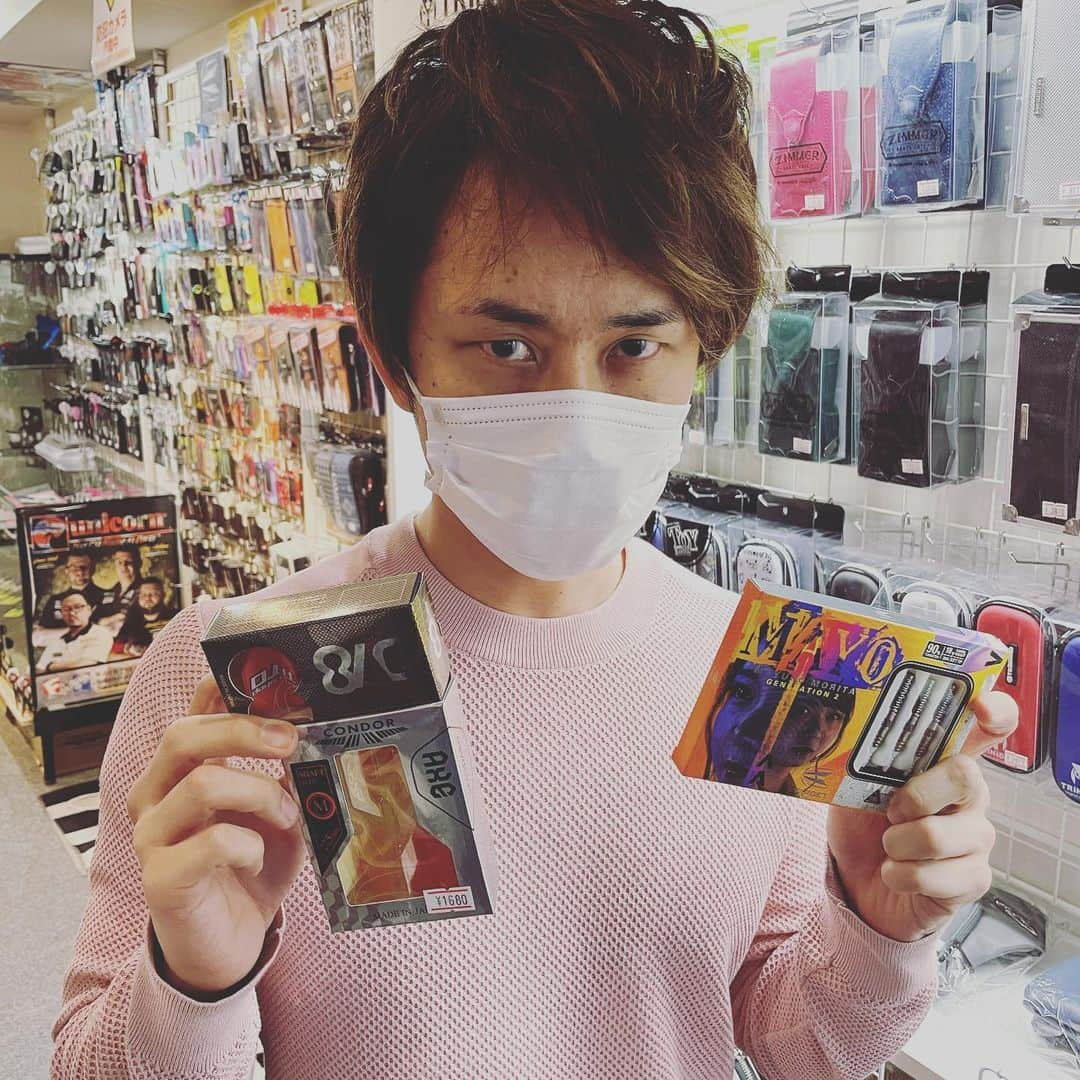 西村ヒロチョさんのインスタグラム写真 - (西村ヒロチョInstagram)「ダーツめちゃめちゃハマってます  #西村ヒロチョ #ロマンティック #ダーツ #マイダーツ #mayo2 #フライトが #オレンジのグラデーションで #カッコいいと思ったけど #よく見たら #くまさんでした #かわいいからよし #アォッ」1月22日 23時21分 - nishimurahirocho