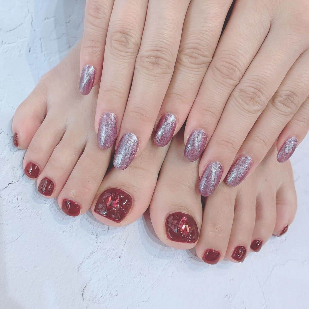 小島瑠璃子さんのインスタグラム写真 - (小島瑠璃子Instagram)「💅🏼 パープルのマグネット！ あやかさんと相談しながら 色を少しずつ混ぜて作りました💛 フットはいちごジャムみたいな 透け感がある赤にしました👀 セーラーマーズのリボンの（え？） ダイヤストーン♦️を親指にON‼︎」1月22日 23時22分 - ruriko_kojima