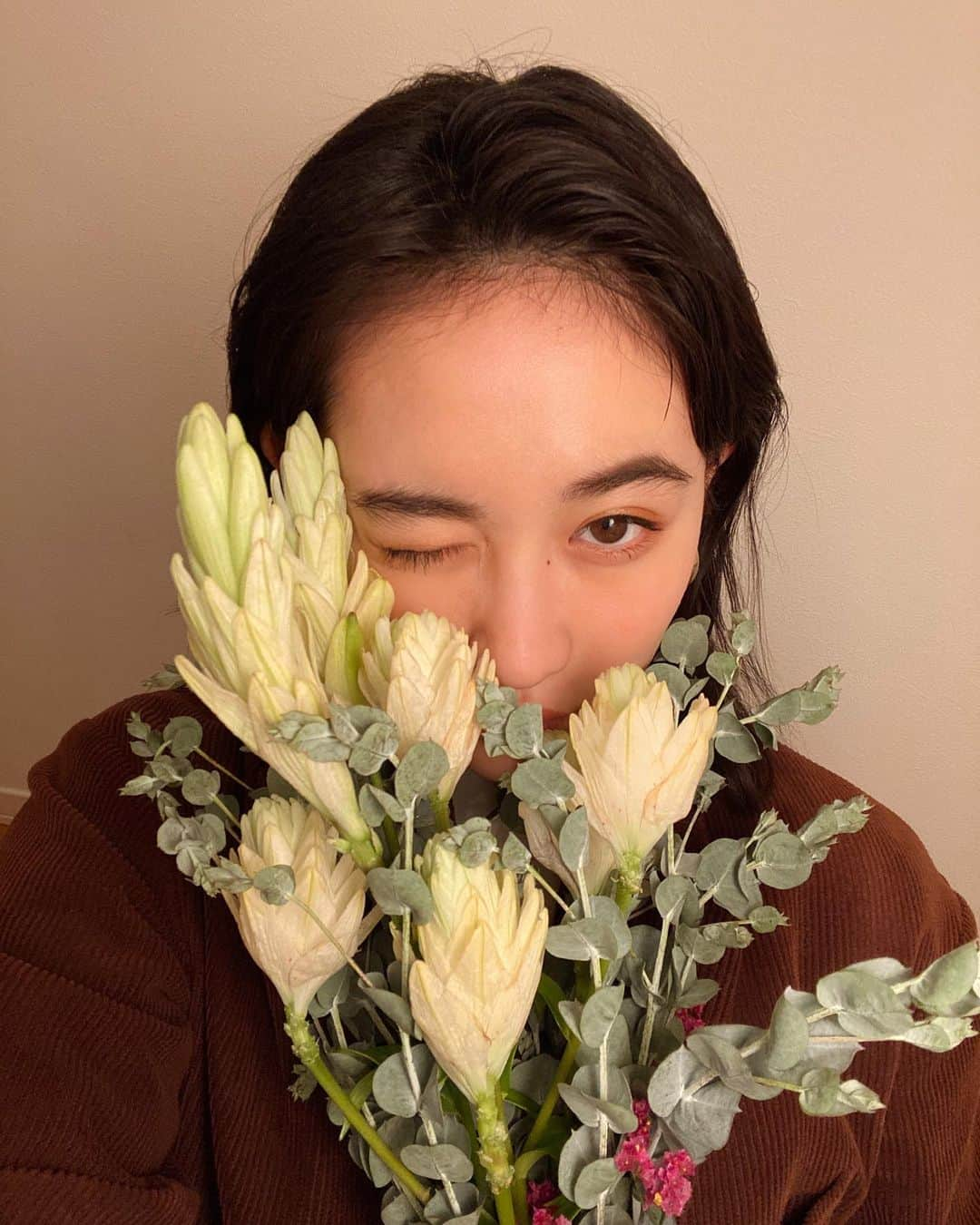 佐々木莉佳子さんのインスタグラム写真 - (佐々木莉佳子Instagram)「🌷﻿ ﻿ 撮影でいただいたお花﻿ わたしの部屋を鮮やかにしてくれています﻿ 美しい〜﻿ ﻿ #花のある暮らし」1月22日 23時23分 - rikako_sasaki.official