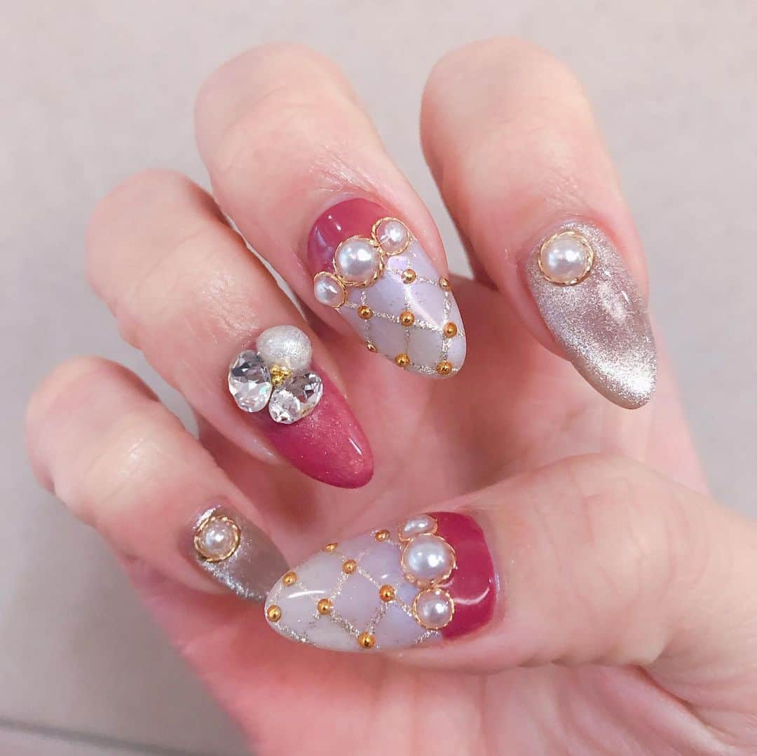 YUKINAさんのインスタグラム写真 - (YUKINAInstagram)「💅🏻✨💅🏻💓💅🏻﻿ ﻿ ﻿ #newnail #nail #collection﻿ ﻿ 明日に向けてネイル変えてきました💅🏻✨﻿ ﻿ ﻿ ＊ビジュー/２本(コットンパール×２)﻿ ＊マグネットネイル/４本﻿ ...その他パーツ盛りだくさんっ！！！！！﻿ ﻿ ﻿ 自分史上最幸に豪華になりました👑💕﻿ ﻿ パールが両手合わせて"16コ"ものってます✨﻿ ﻿ １番のお気に入りは,ビジュー✨﻿ スワロフスキーがキラキラ輝いてます😍💕﻿ ﻿ 明日のLIVEでもステージの照明で﻿ キラキラ反射して綺麗だと思うなぁ🪞✨﻿ ﻿ ﻿ 赤髪のメンテナンスもしたし﻿ 良い感じに準備できてると思う✊🏻🍓﻿ ﻿ 後は,笑顔を絶やさずLIVEをすること💎+°﻿ ﻿ ﻿ 今日と明日だけでいいから﻿ ゆっくり時間が過ぎてってほしいなぁ🥺﻿ ﻿ ﻿ ﻿ ﻿ ﻿ ﻿ ﻿ ﻿ ﻿ #オリックス #Bs2020 #BsGirls #プロ野球﻿ #baseball #ORIX #buffaloes #野球女子﻿ #公式 #official #followme #オリ姫﻿ #342 #YUKINA #yukina_342 #fashion﻿ #巻き髪 #赤髪 #ロングヘア #カラーバター﻿ #マグネットネイル #ビジューネイル﻿ #スワロフスキー #コットンパール﻿ #アクロバット #アクロバット女子 #💎」1月22日 23時24分 - yukina_bsgirls_342