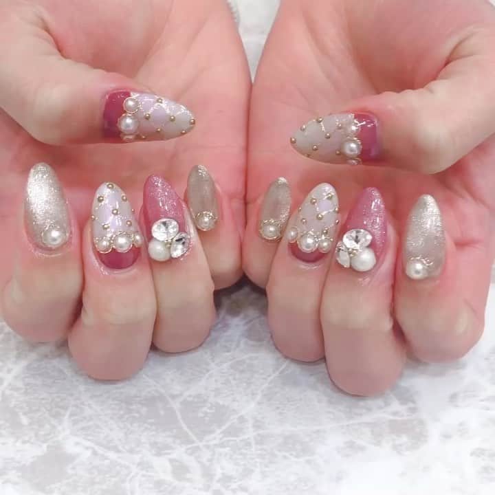 YUKINAのインスタグラム：「💅🏻✨💅🏻💓💅🏻﻿ ﻿ ﻿ #newnail #nail #collection﻿ ﻿ 明日に向けてネイル変えてきました💅🏻✨﻿ ﻿ ﻿ ＊ビジュー/２本(コットンパール×２)﻿ ＊マグネットネイル/４本﻿ ...その他パーツ盛りだくさんっ！！！！！﻿ ﻿ ﻿ 自分史上最幸に豪華になりました👑💕﻿ ﻿ パールが両手合わせて"16コ"ものってます✨﻿ ﻿ １番のお気に入りは,ビジュー✨﻿ スワロフスキーがキラキラ輝いてます😍💕﻿ ﻿ 明日のLIVEでもステージの照明で﻿ キラキラ反射して綺麗だと思うなぁ🪞✨﻿ ﻿ ﻿ 赤髪のメンテナンスもしたし﻿ 良い感じに準備できてると思う✊🏻🍓﻿ ﻿ 後は,笑顔を絶やさずLIVEをすること💎+°﻿ ﻿ ﻿ 今日と明日だけでいいから﻿ ゆっくり時間が過ぎてってほしいなぁ🥺﻿ ﻿ ﻿ ﻿ ﻿ ﻿ ﻿ ﻿ ﻿ ﻿ #オリックス #Bs2020 #BsGirls #プロ野球﻿ #baseball #ORIX #buffaloes #野球女子﻿ #公式 #official #followme #オリ姫﻿ #342 #YUKINA #yukina_342 #fashion﻿ #巻き髪 #赤髪 #ロングヘア #カラーバター﻿ #マグネットネイル #ビジューネイル﻿ #スワロフスキー #コットンパール﻿ #アクロバット #アクロバット女子 #💎」
